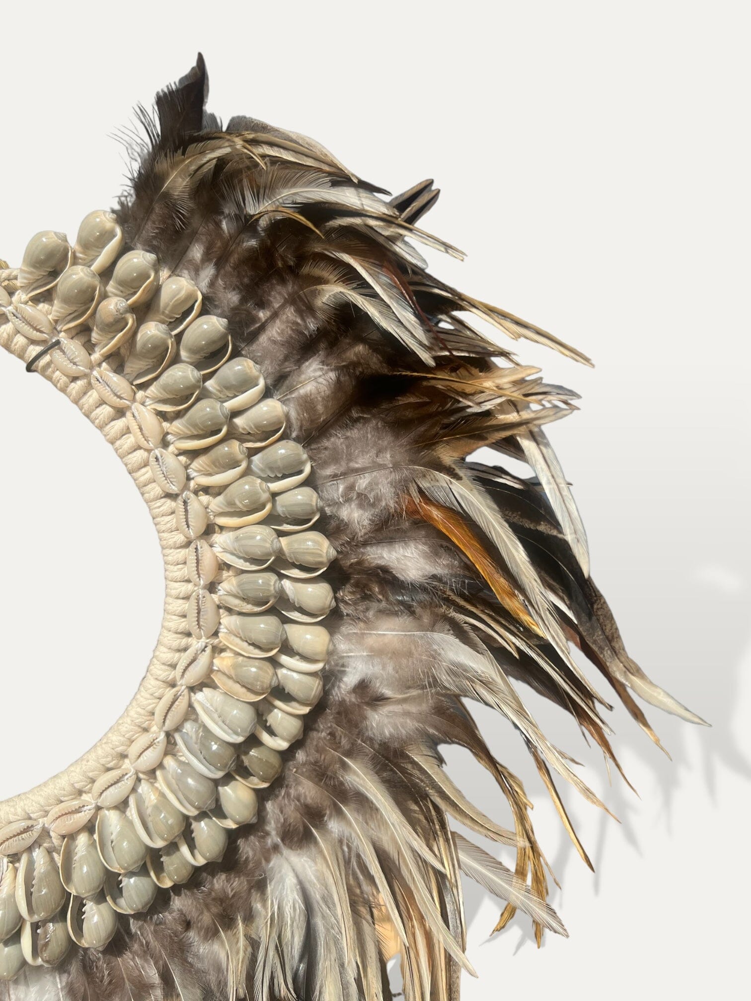 Collier en plumes et coquillages - Amara Cokoha