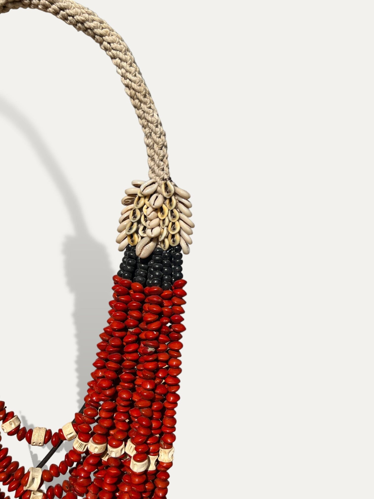 collier en perles et coquillages sur socle - Aria Cokoha