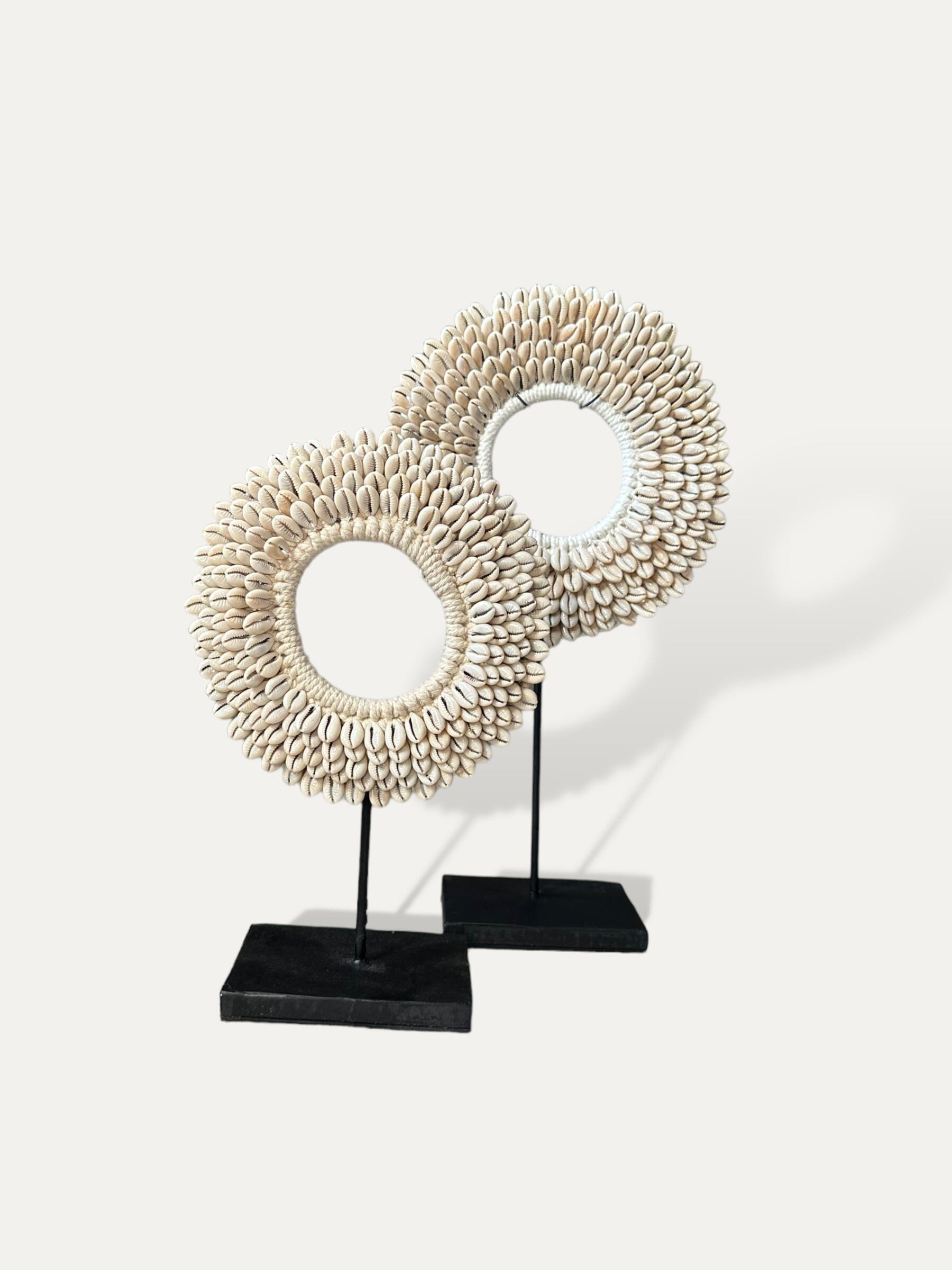 Collier en coquillages sur socle - Nari Cokoha