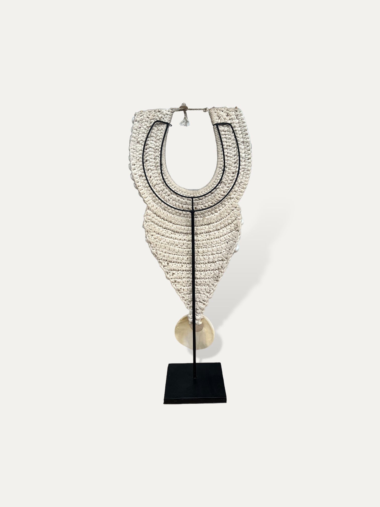 Collier en nacre sur socle - Sadju Cokoha