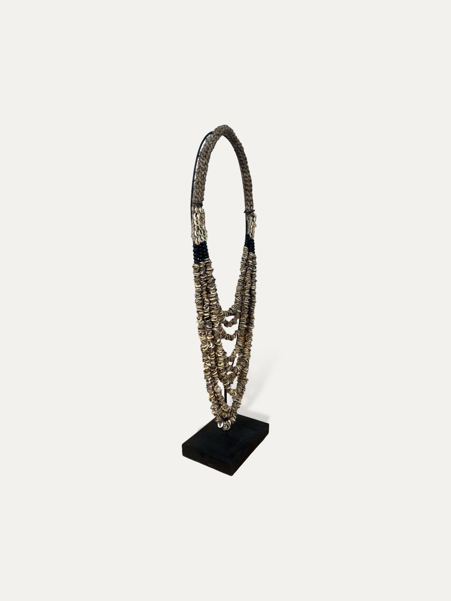 Collier en perles et coquillages sur socle - Putu COKOHA
