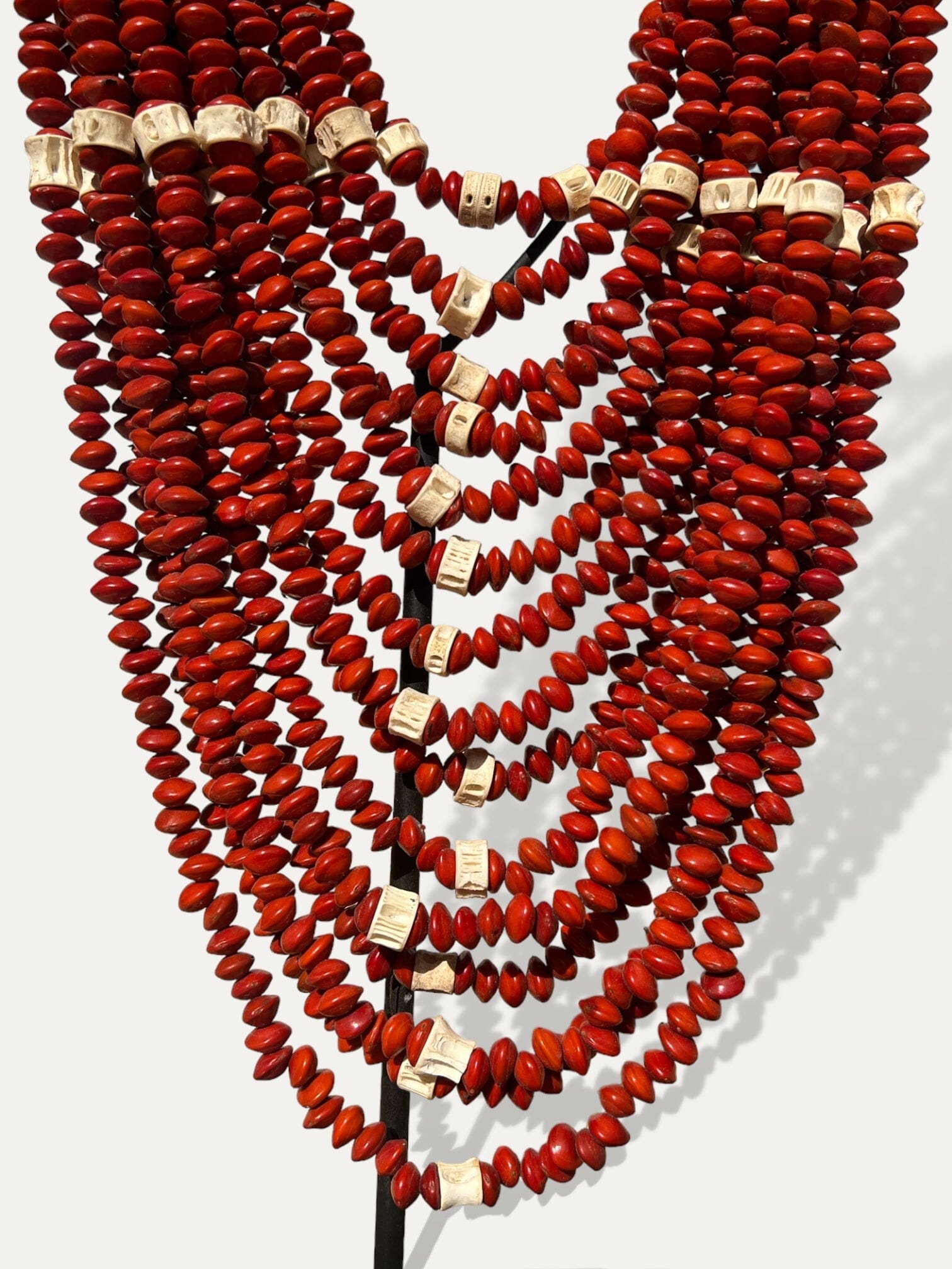 collier en perles et coquillages sur socle - Aria Cokoha