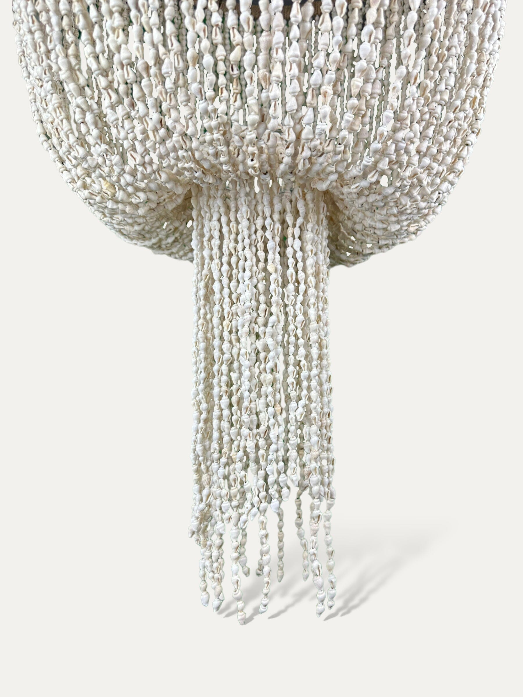 Lustre Balinais Suspension en coquillage - Le lustre Kerajaan COKOHA