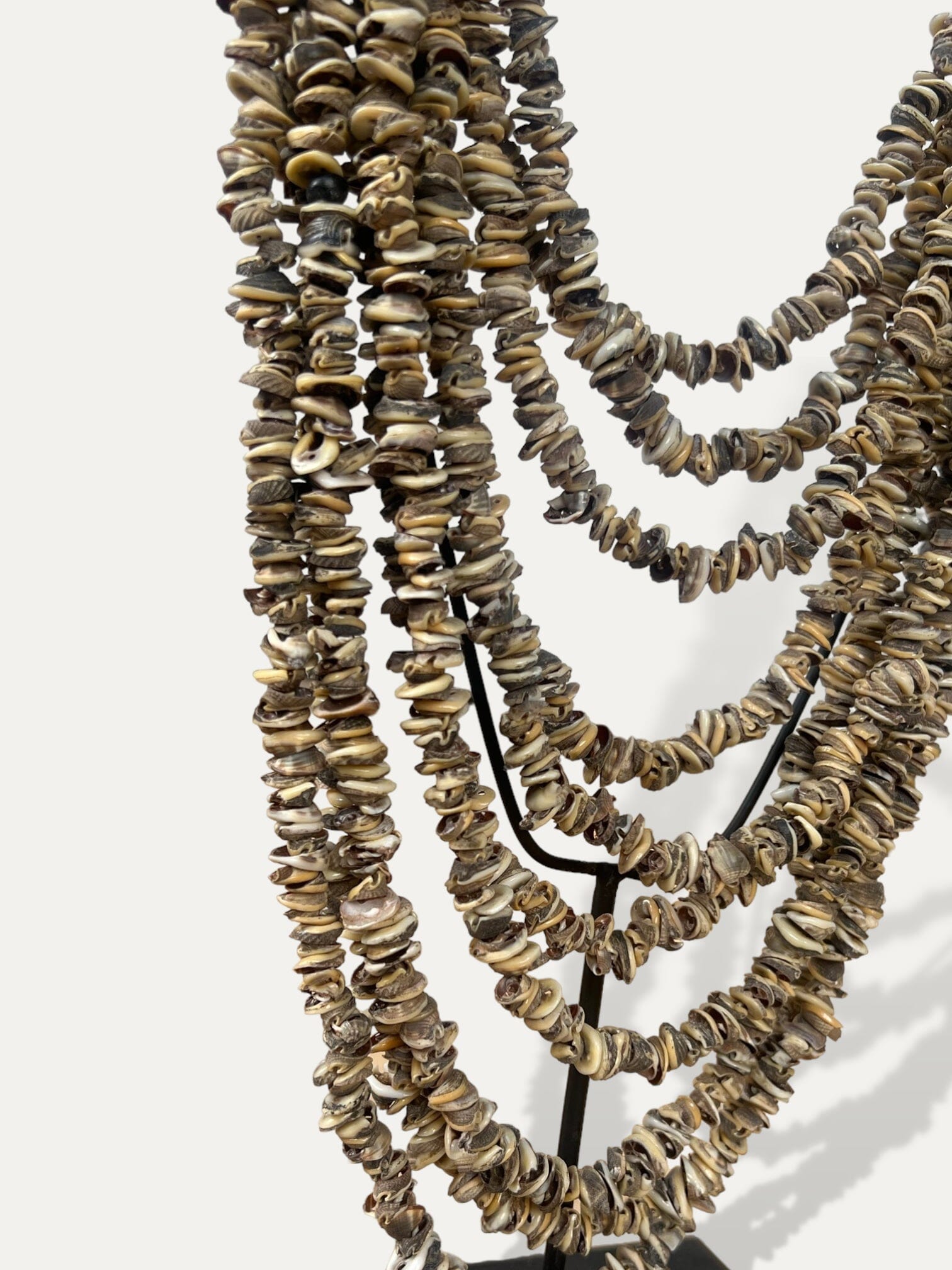 Collier en perles et coquillages sur socle - Putu COKOHA