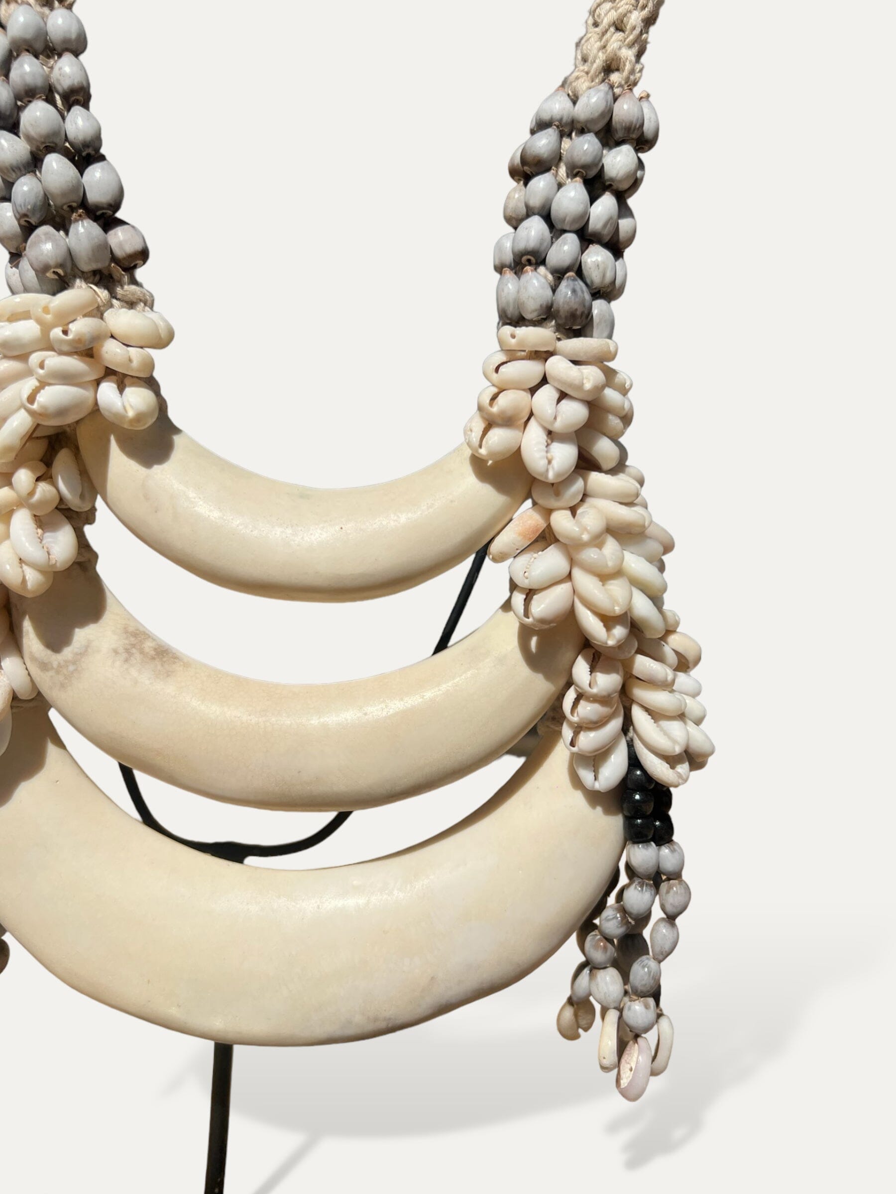 Collier en nacre sur socle - Kawa COKOHA