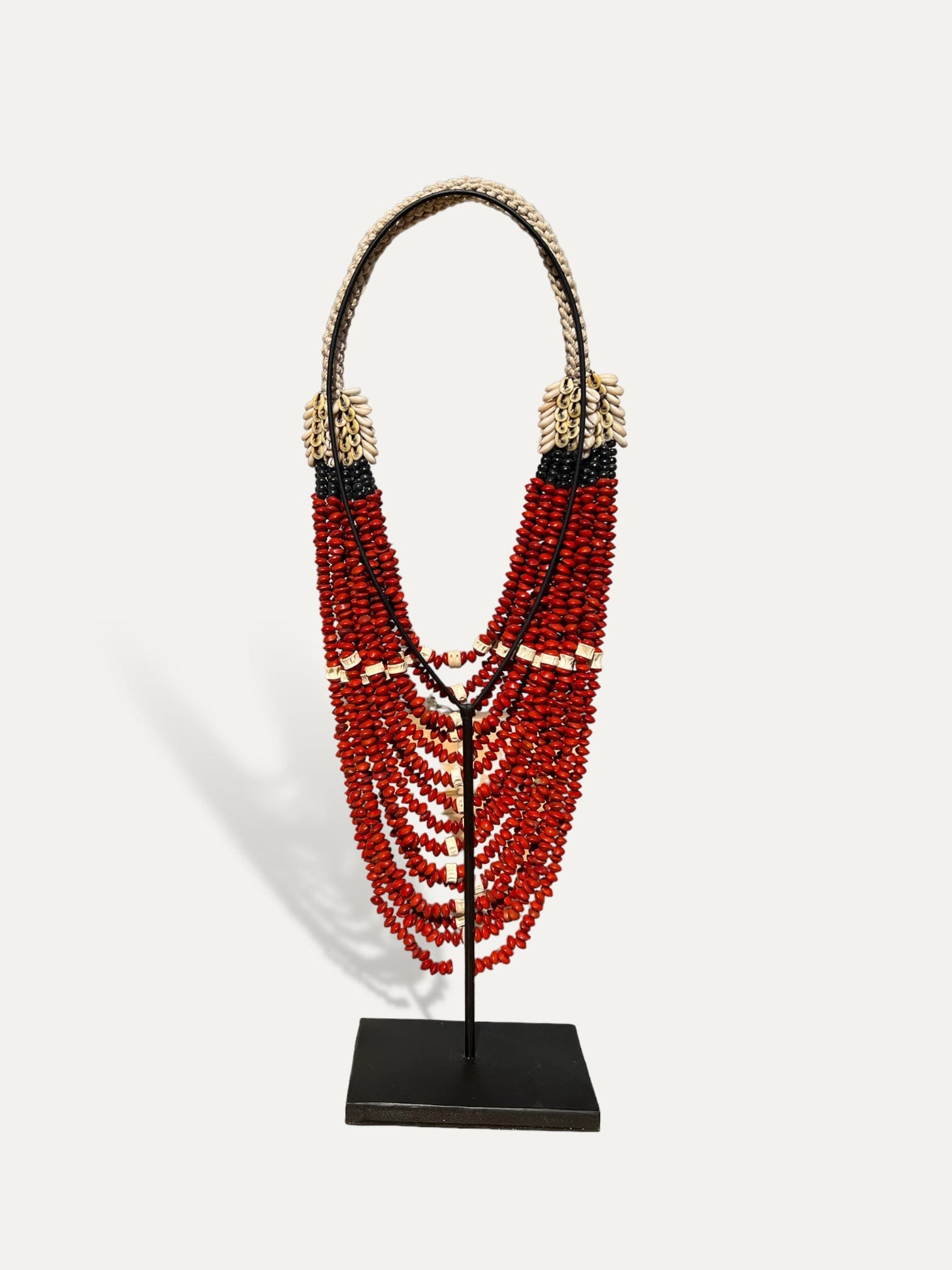 collier en perles et coquillages sur socle - Aria Cokoha