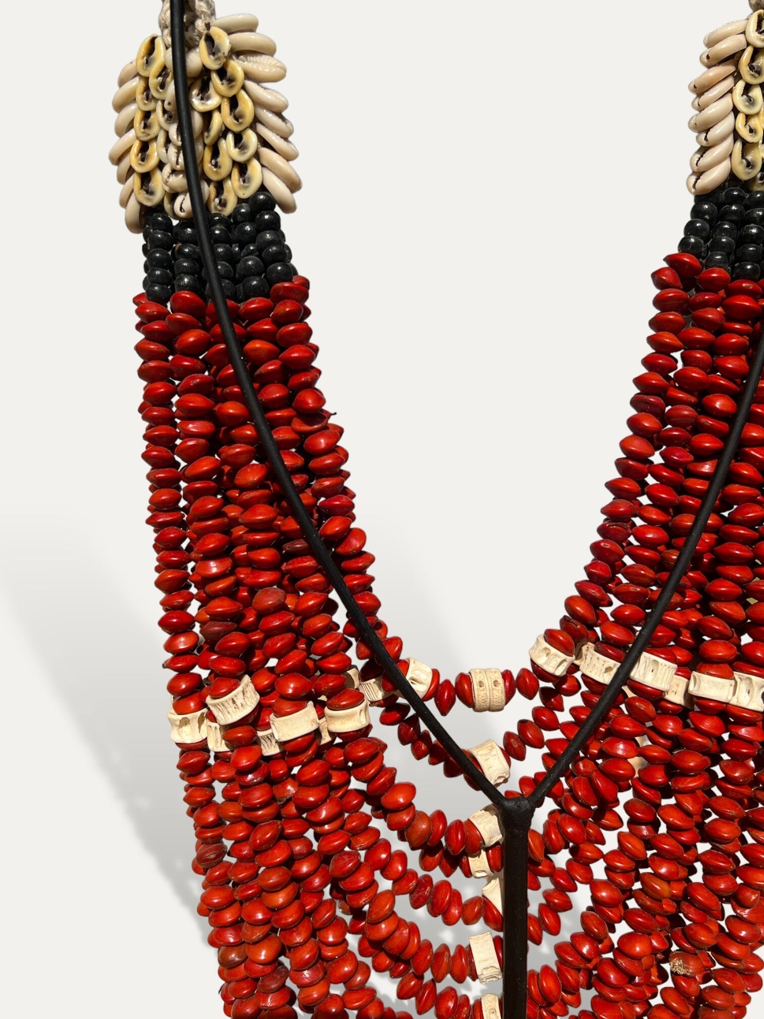 collier en perles et coquillages sur socle - Aria Cokoha