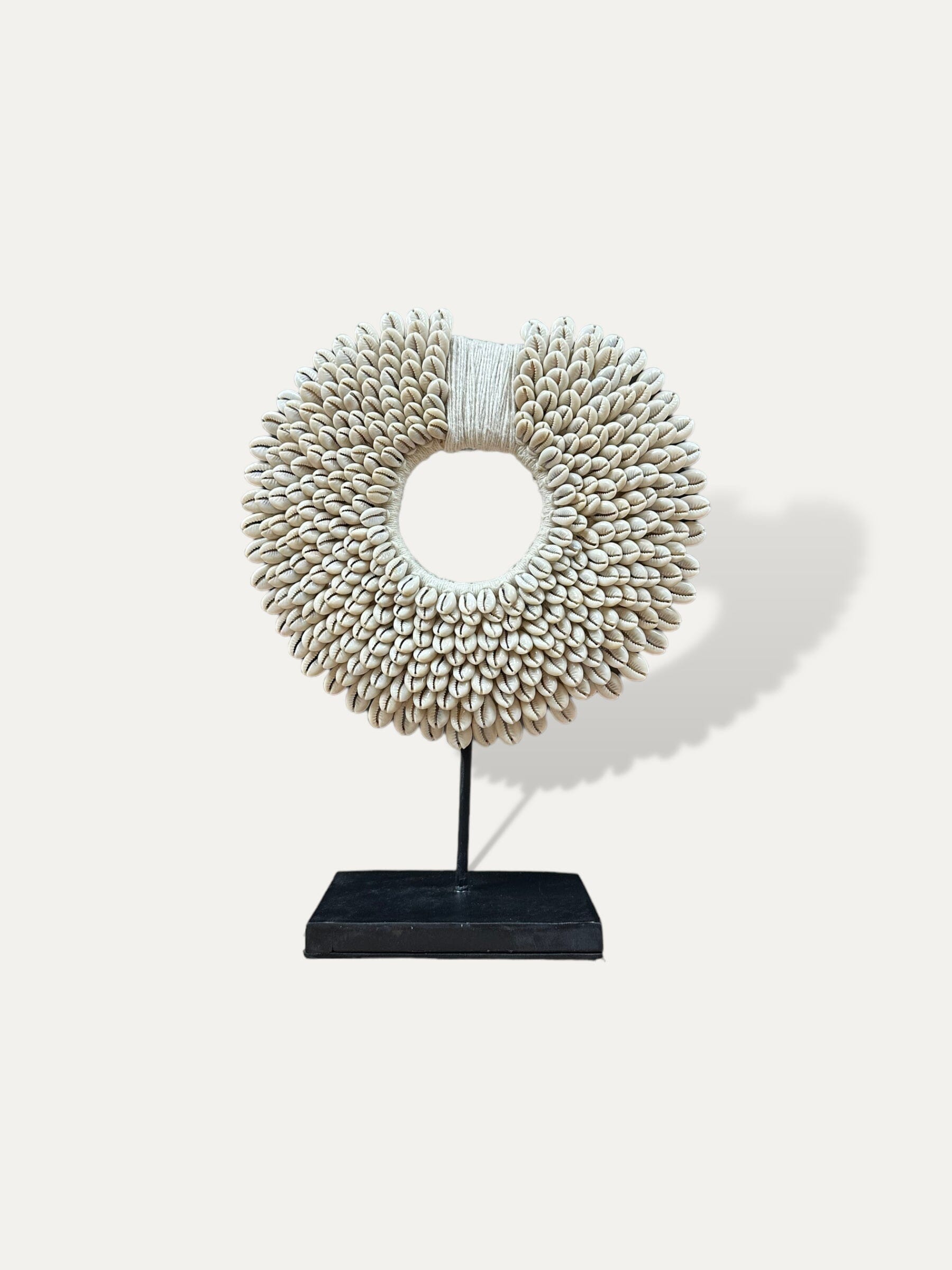 Collier de coquillages sur socle - Cahaya Cokoha S
