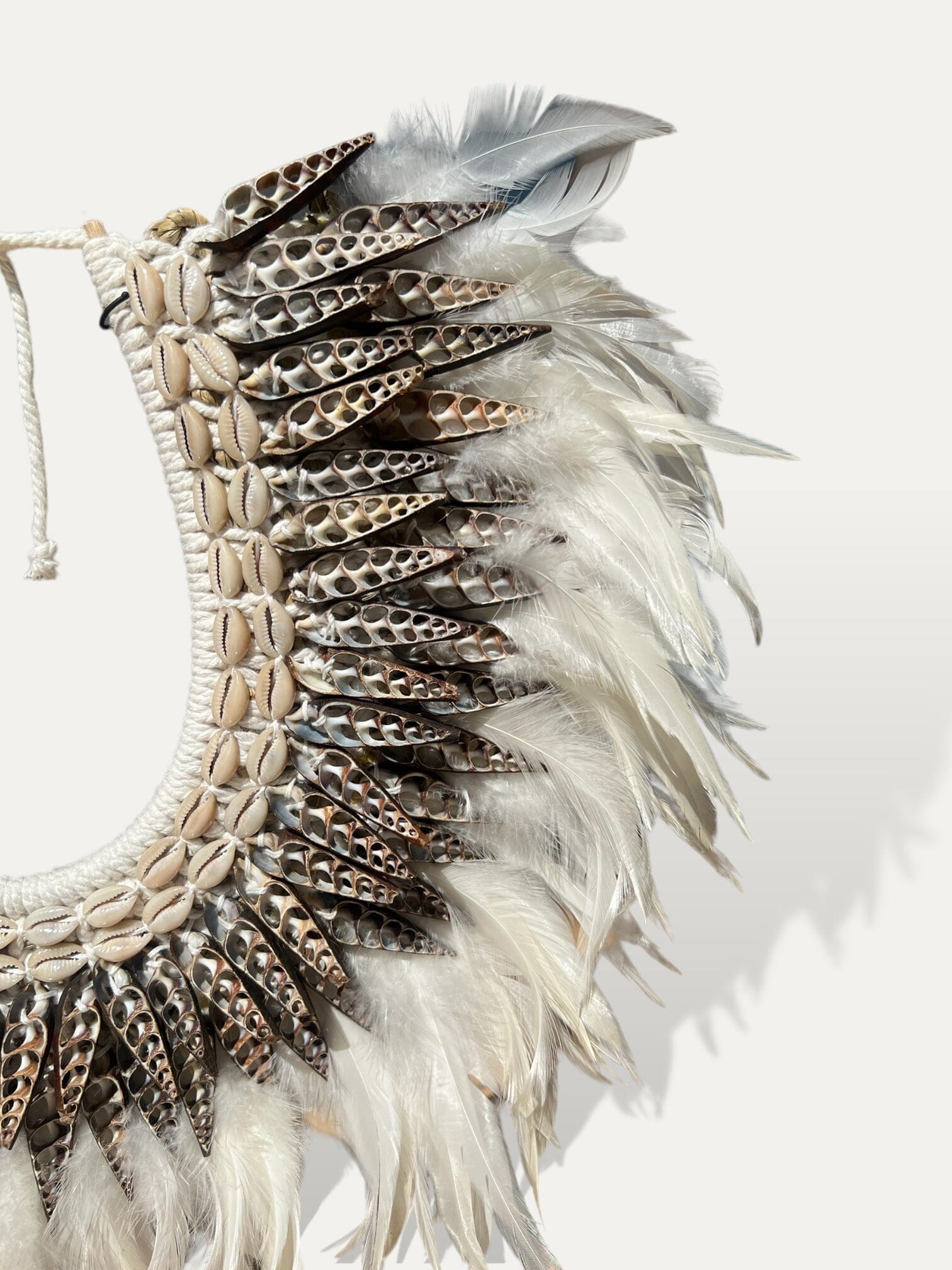 Collier en plumes et coquillages argentés - Renaissance Cokoha