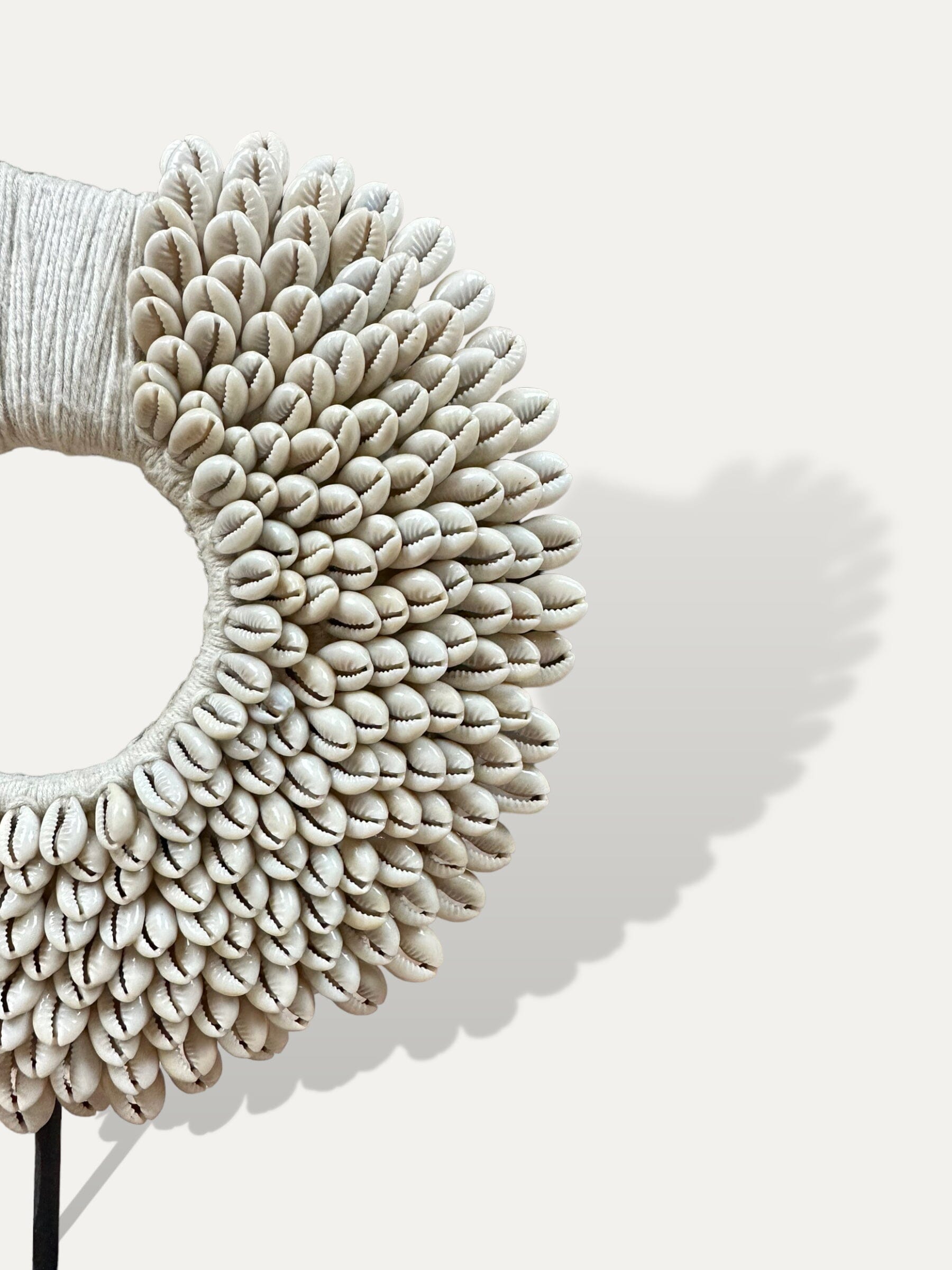 Collier de coquillages sur socle - Cahaya Cokoha