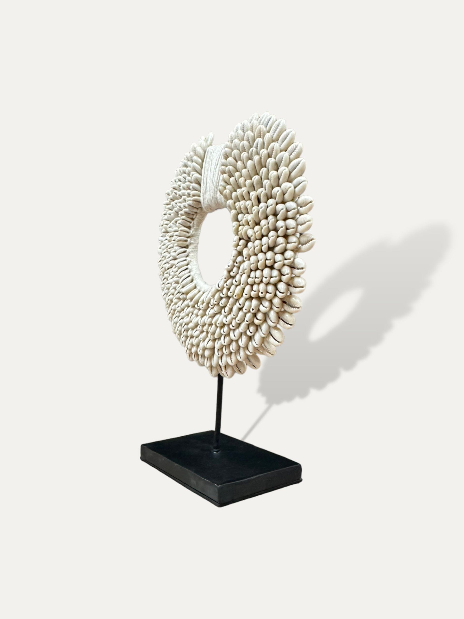 Collier de coquillages sur socle - Cahaya Cokoha