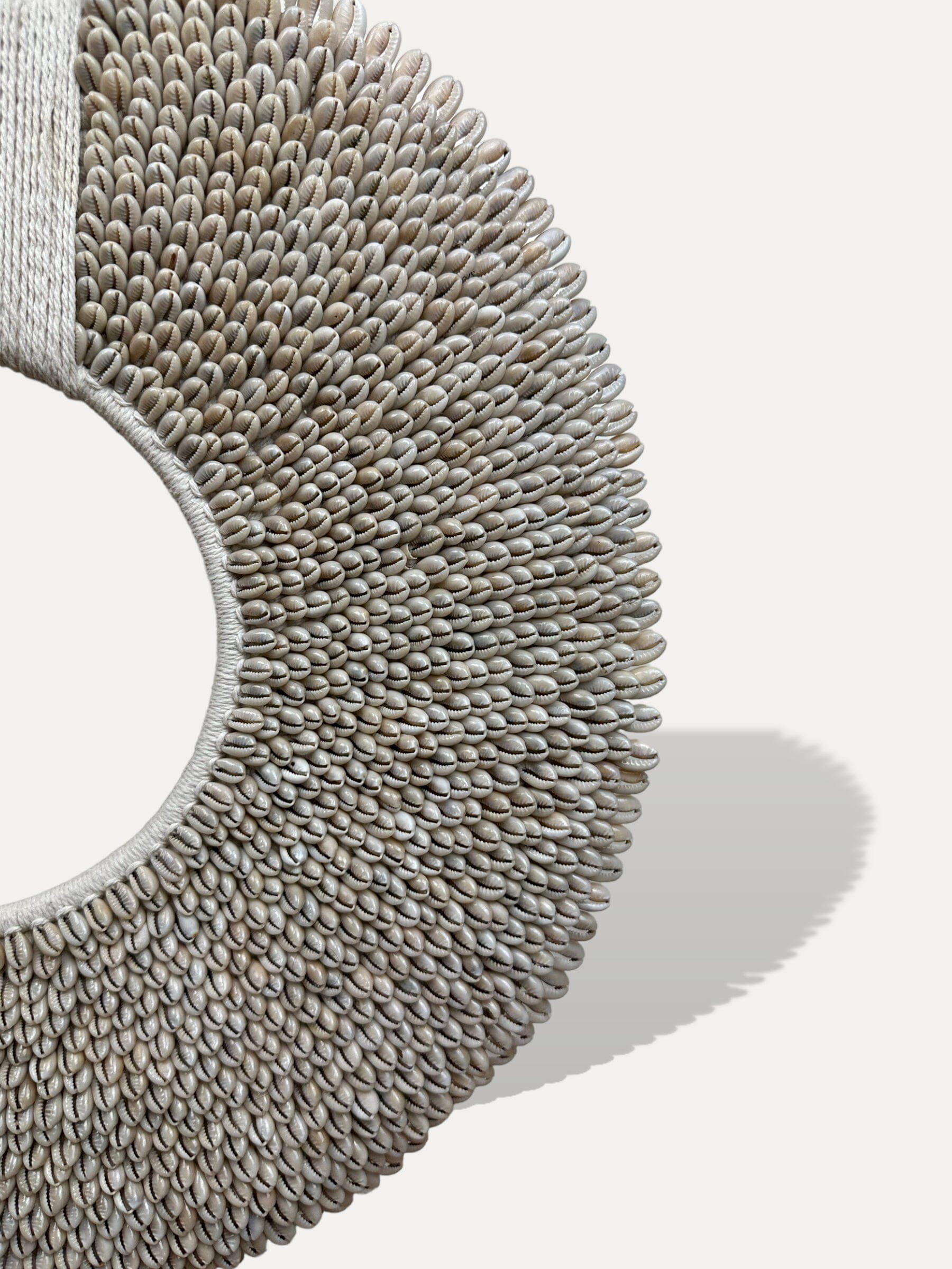 grand collier de coquillages sur socle - Cahaya XL Cokoha