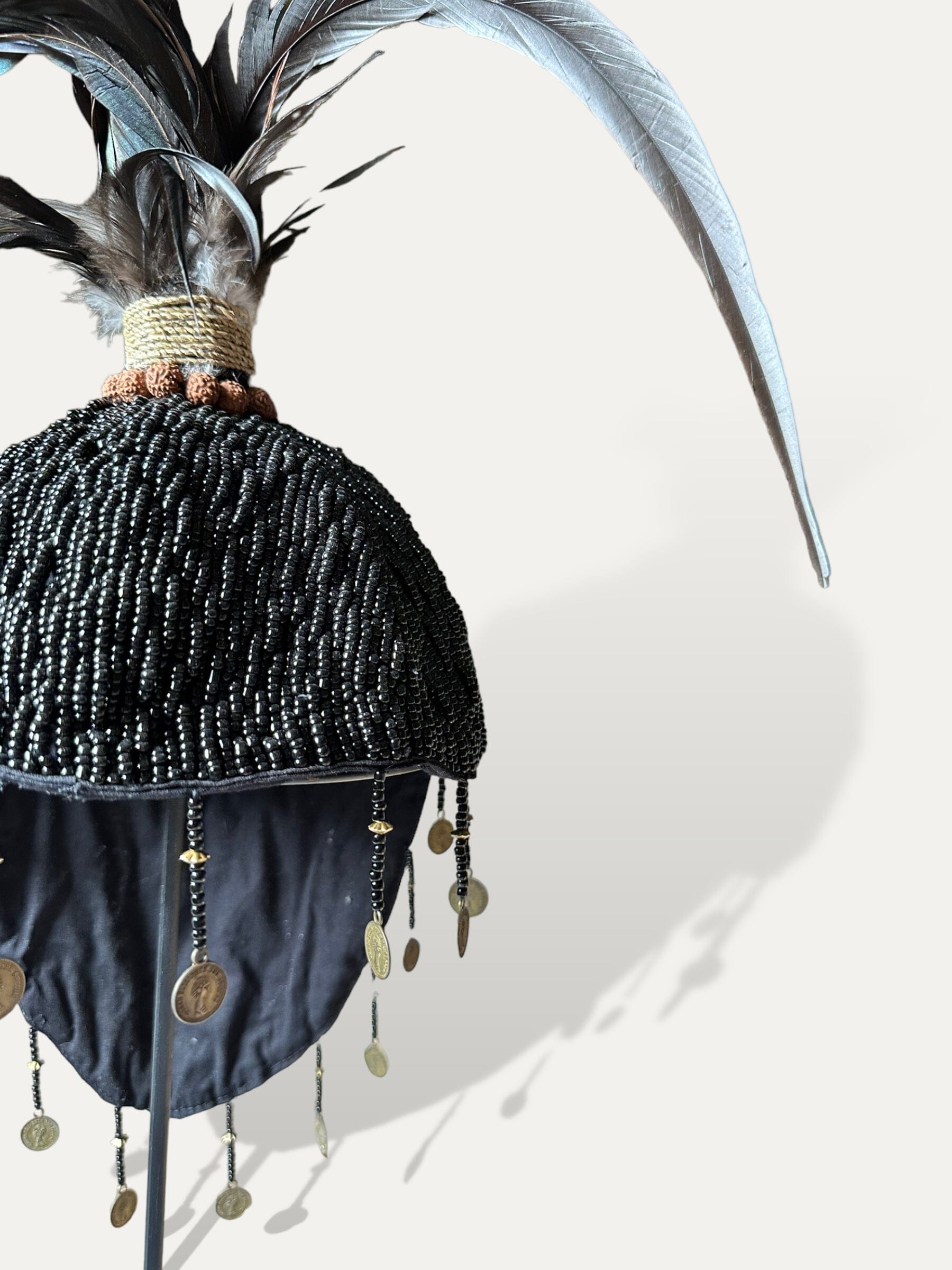 Casque balinais sur socle - Kapala noir Cokoha