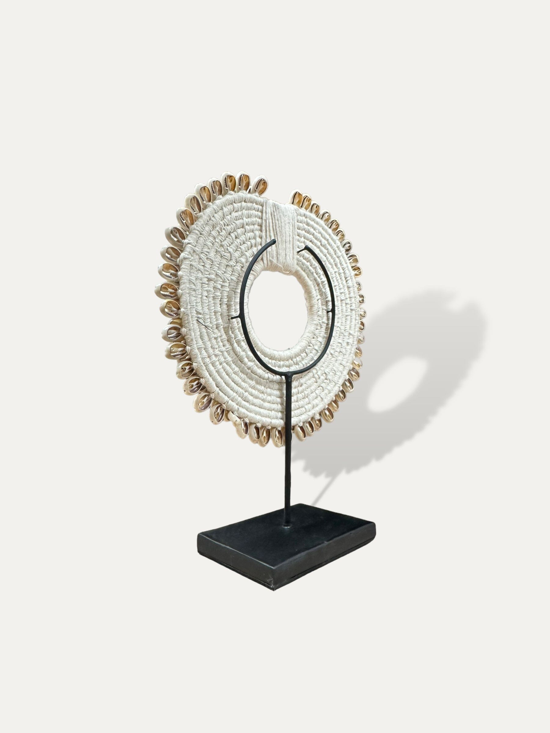 Collier de coquillages sur socle - Cahaya Cokoha