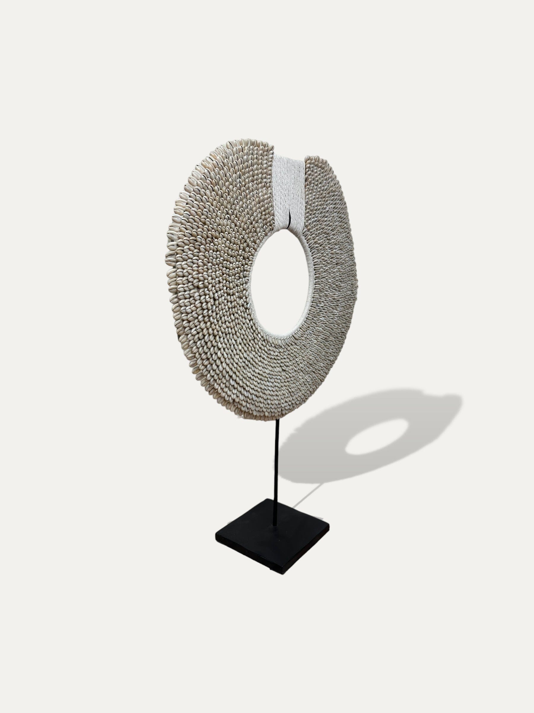 grand collier de coquillages sur socle - Cahaya XL Cokoha