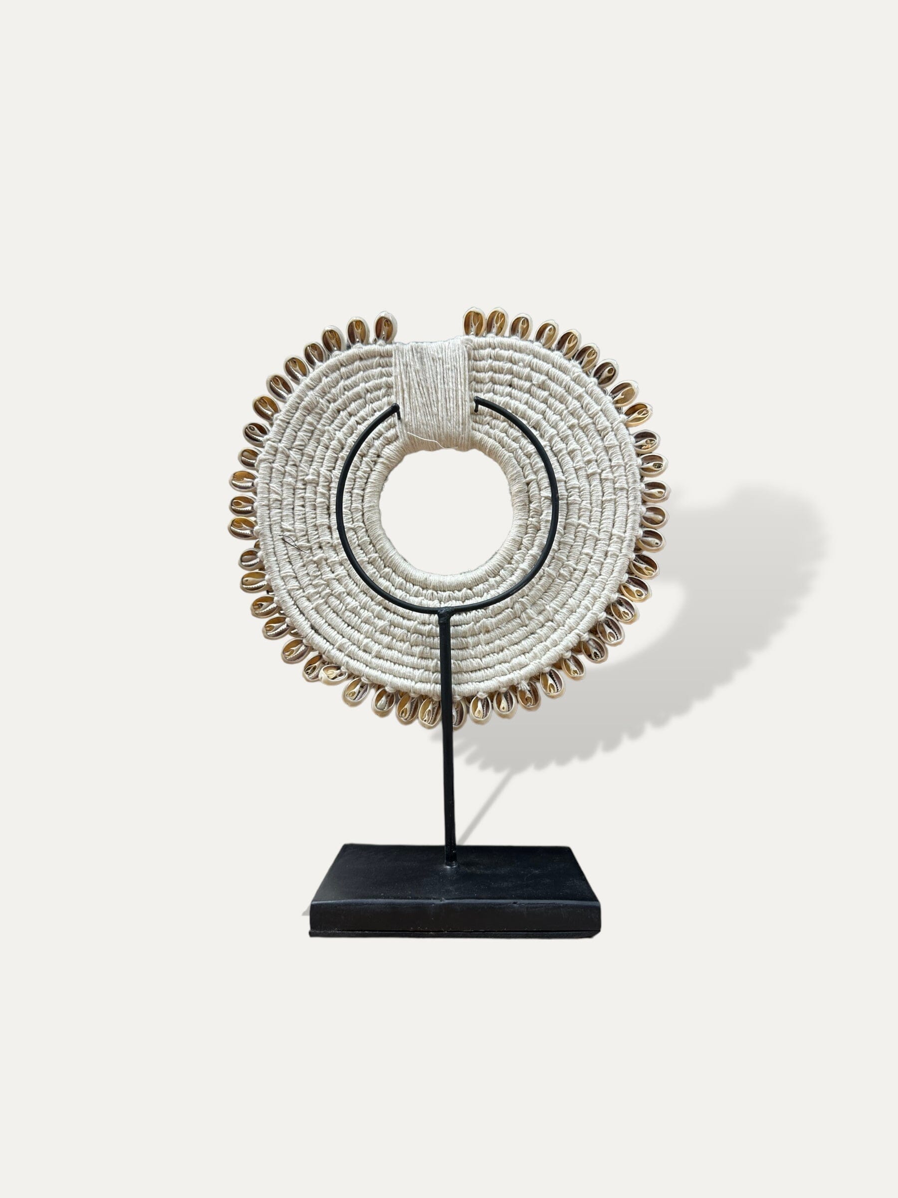 Collier de coquillages sur socle - Cahaya Cokoha