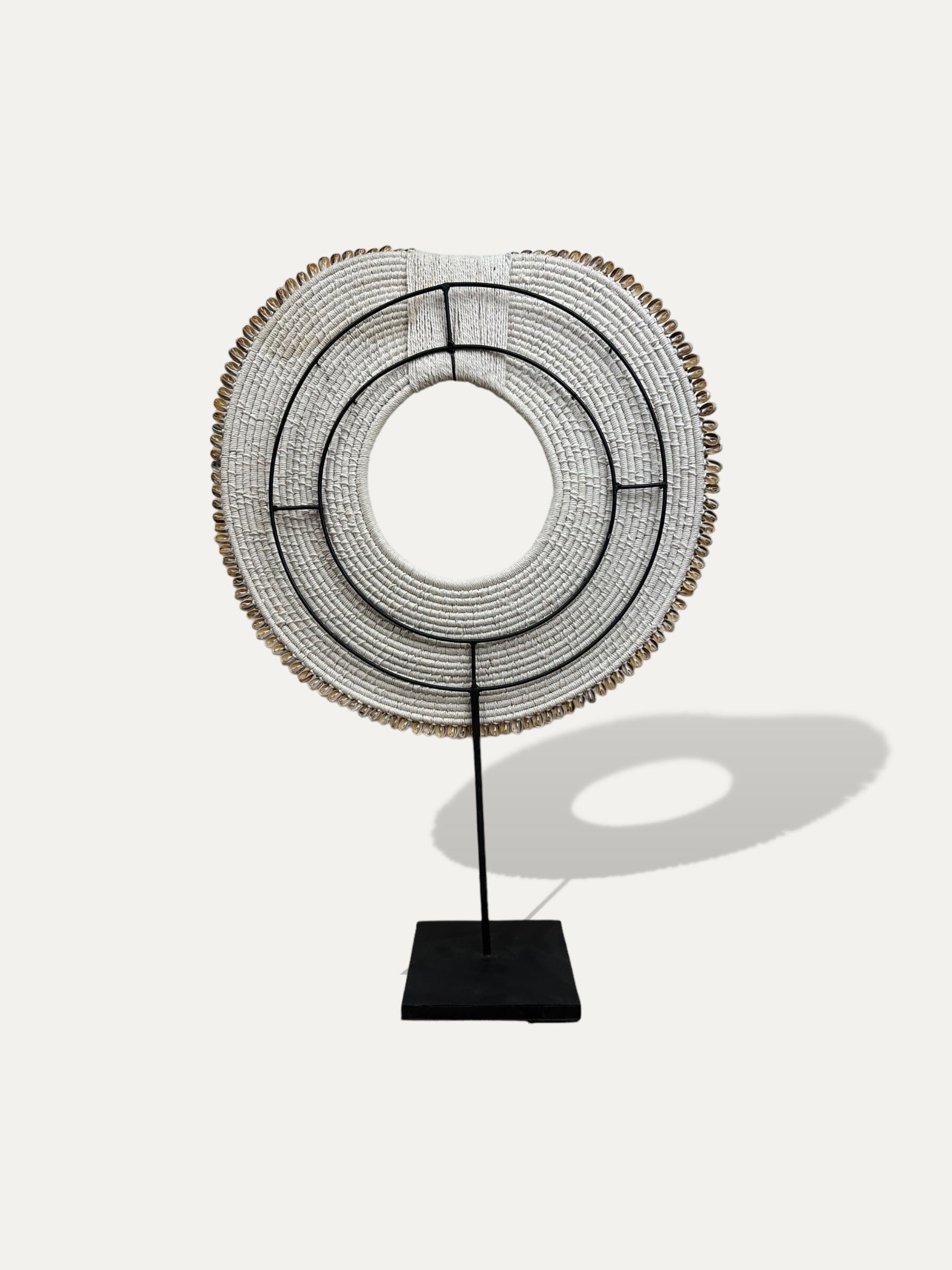 grand collier de coquillages sur socle - Cahaya XL Cokoha