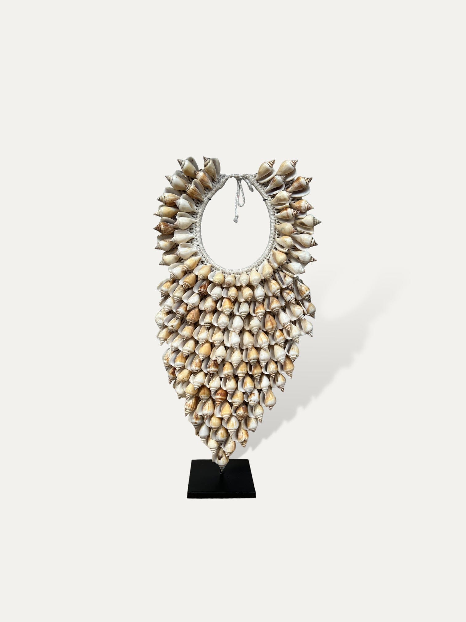 Collier en coquillages sur socle - Made Cokoha