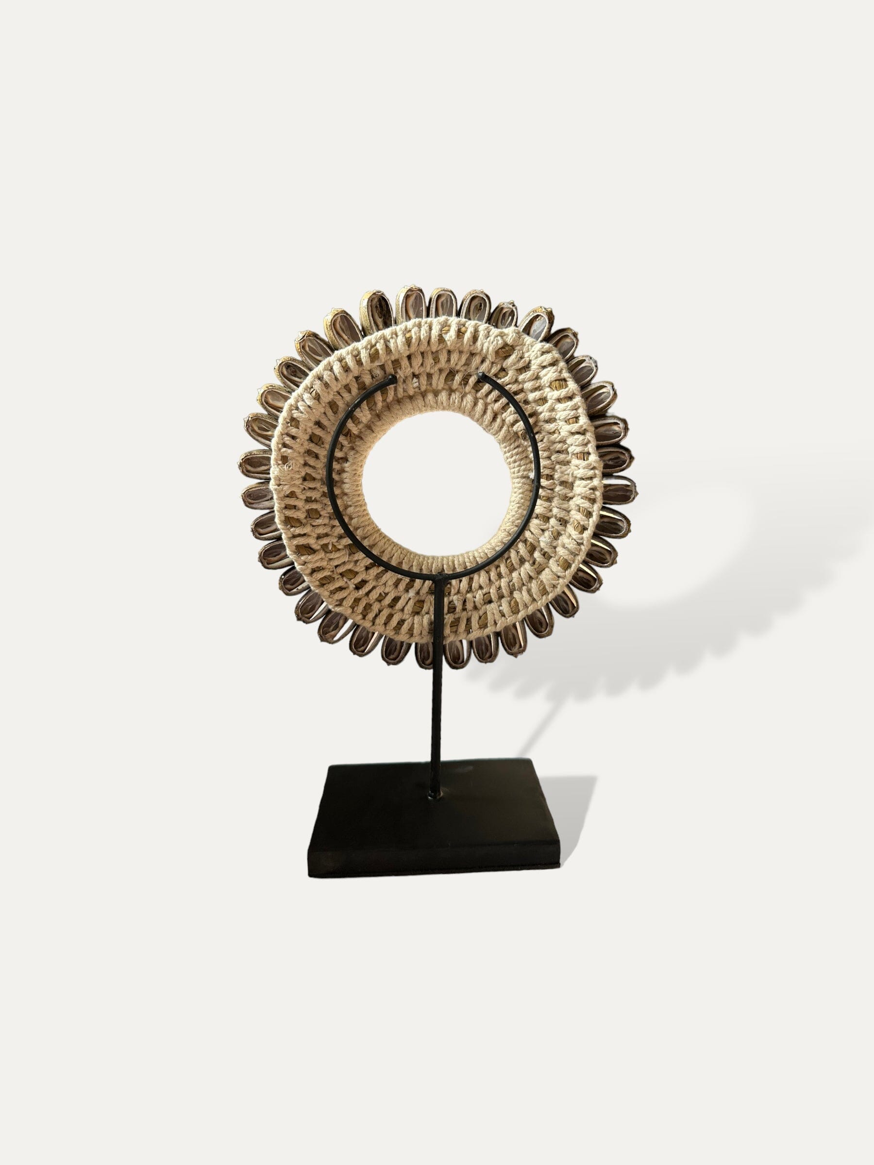 Collier de coquillages sur socle - Javana Cokoha