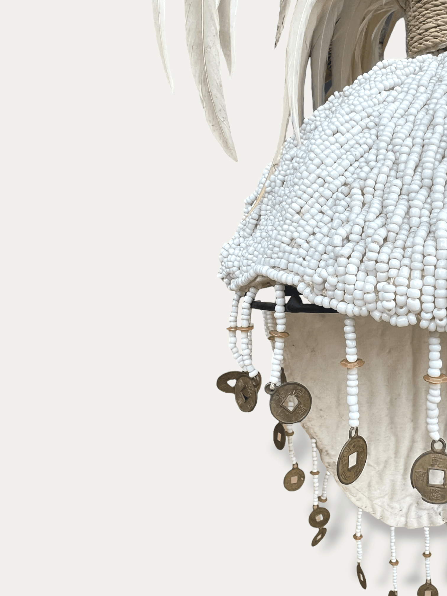 Casque balinais sur socle - Kapala blanc Cokoha