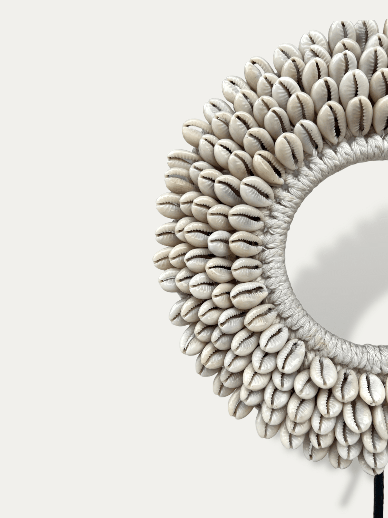 Collier en coquillages sur socle - Nari Cokoha