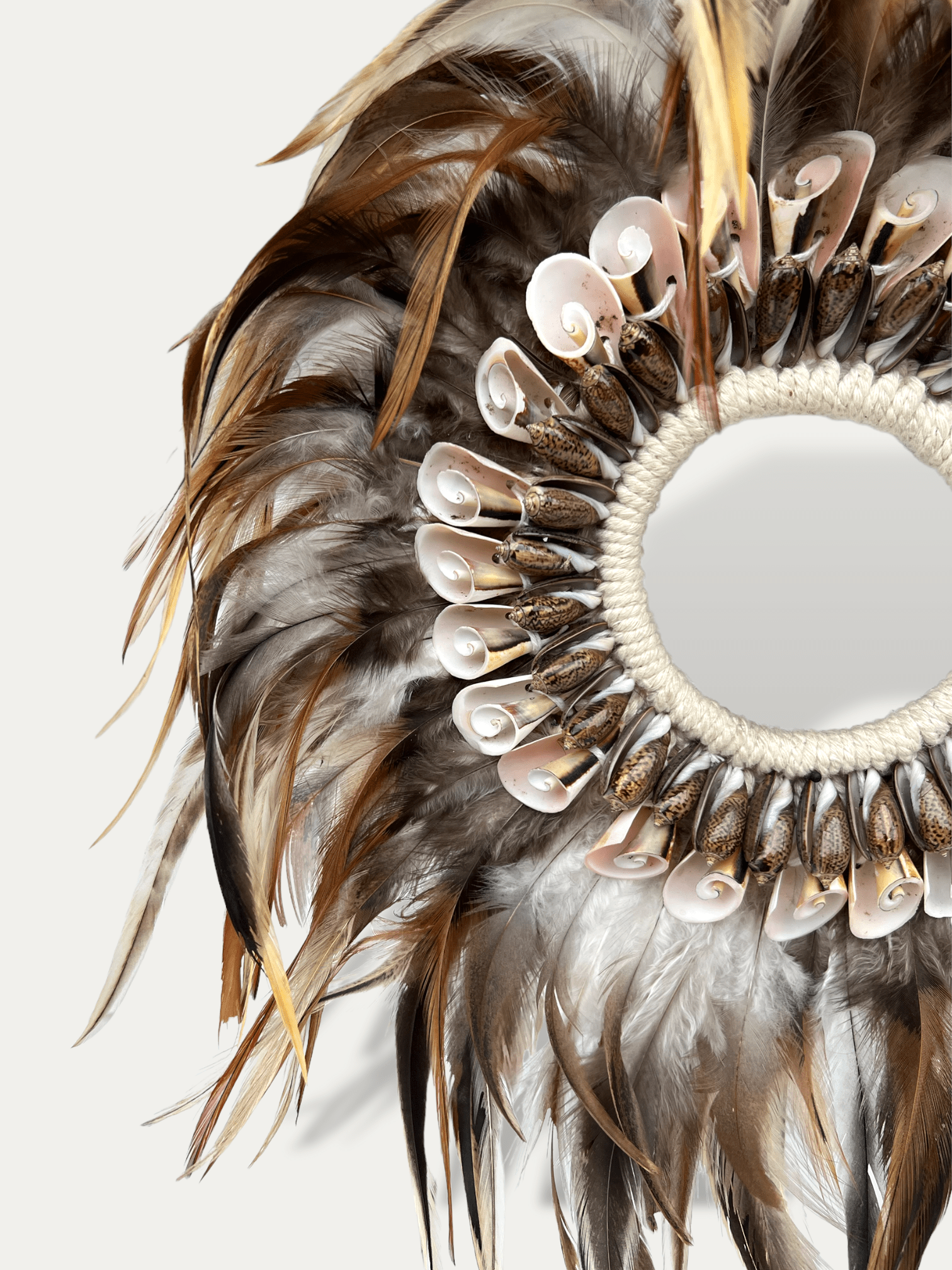 Collier en plumes sur socle - Eliora Cokoha