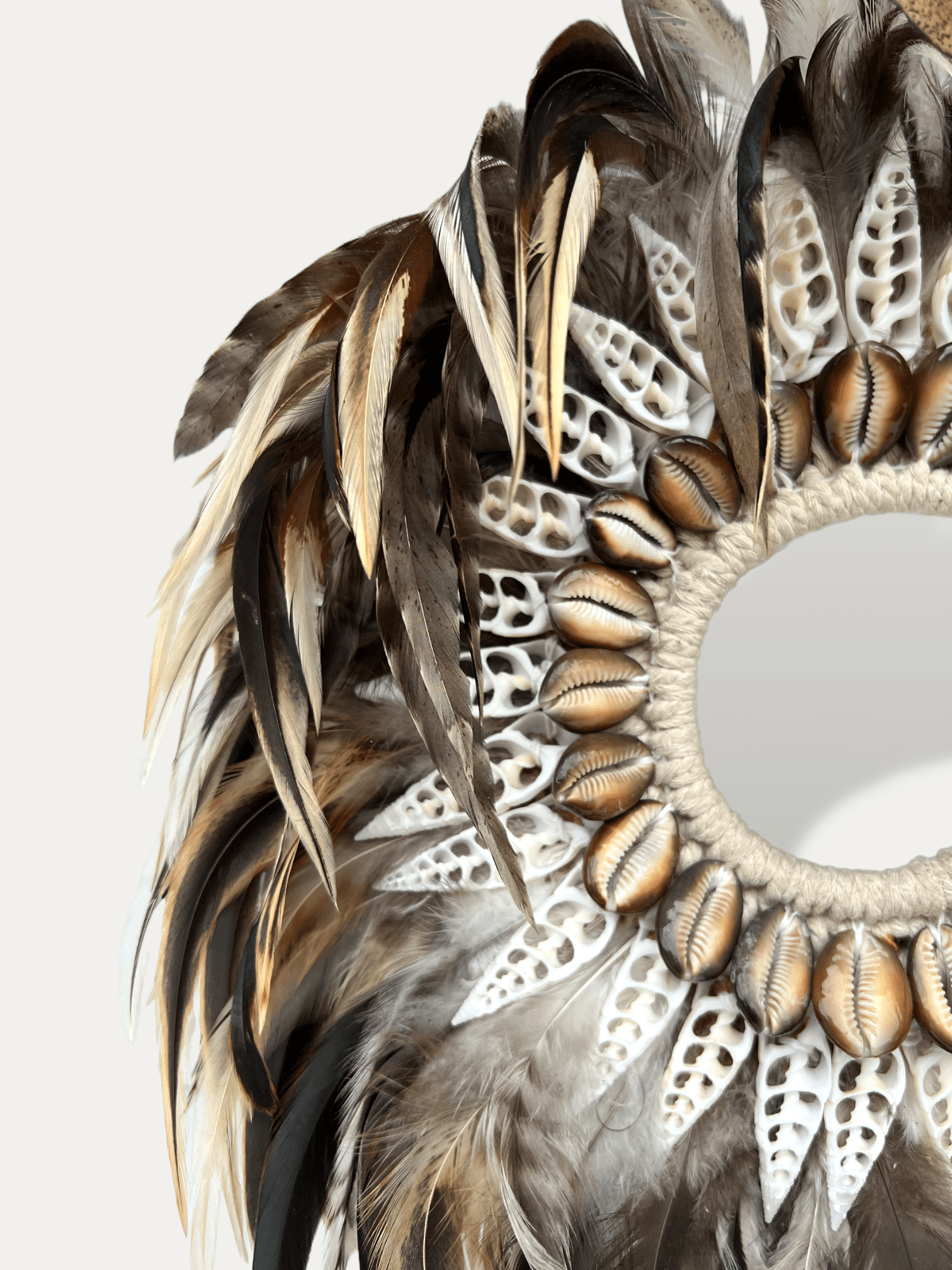 Collier en plumes sur socle - Amber Cokoha