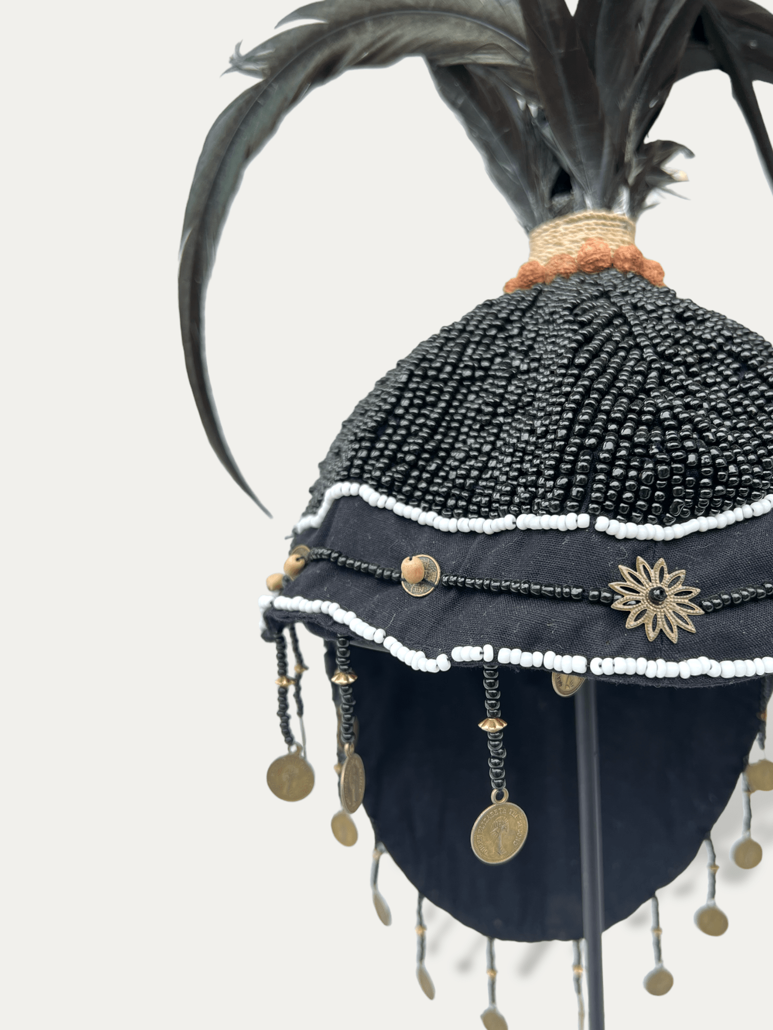 Casque balinais sur socle - Topi noir Cokoha