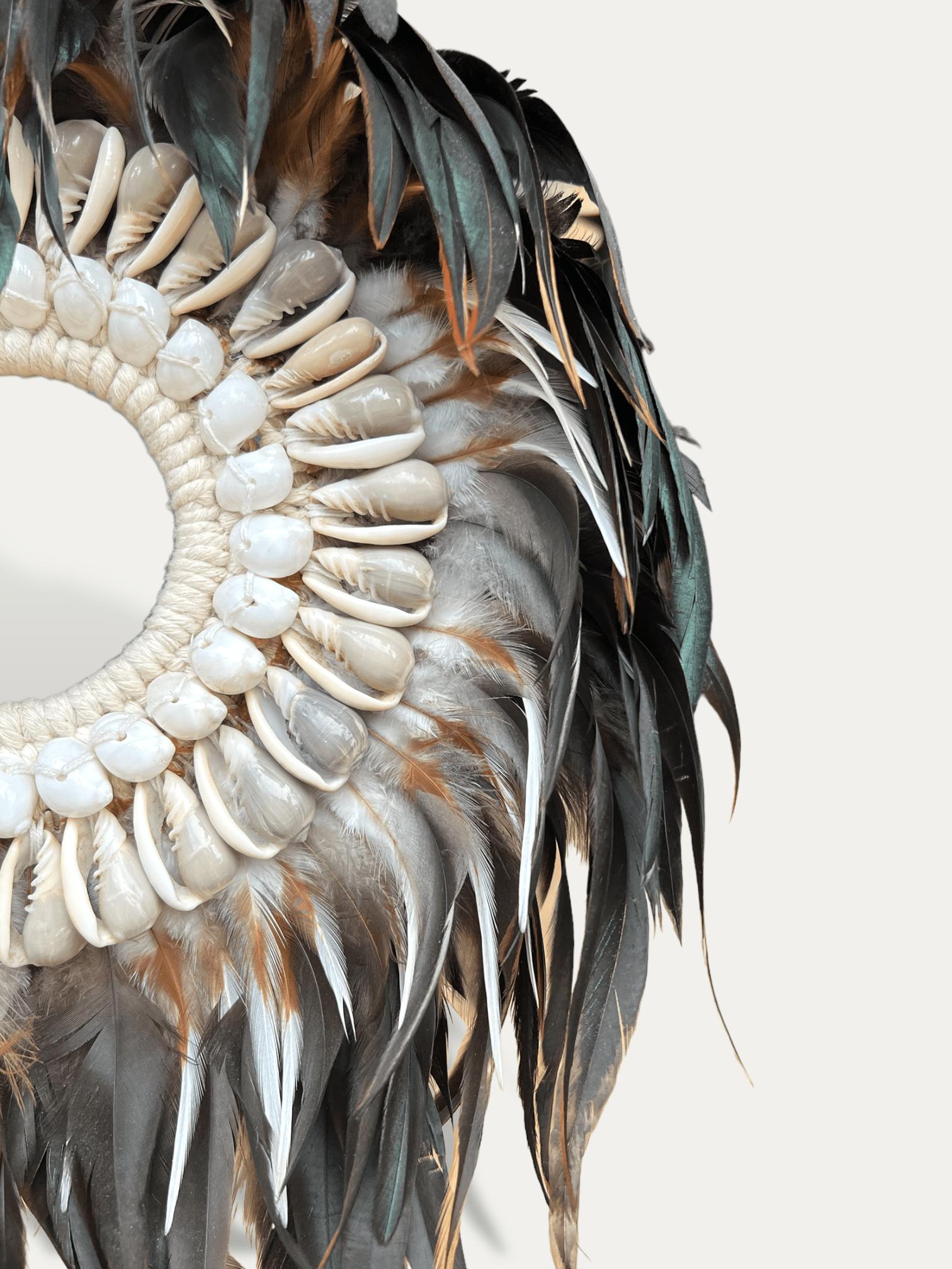 Collier en plumes bleu sur socle - Avalon Cokoha