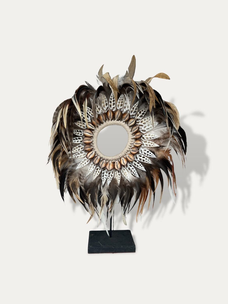 Collier en plumes sur socle - Amber Cokoha