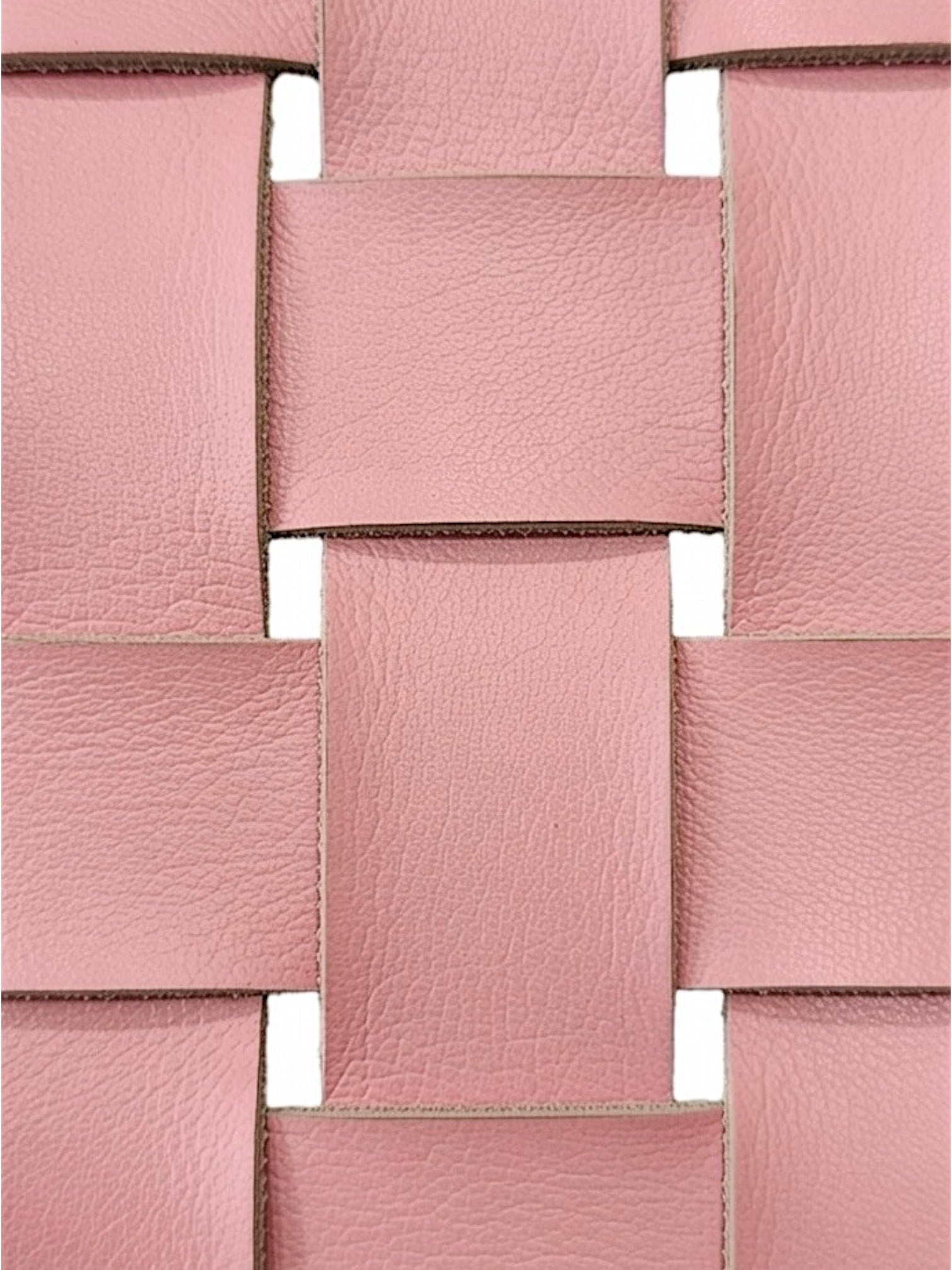 Chaise basse en teck et cuir tressé — Sina rose