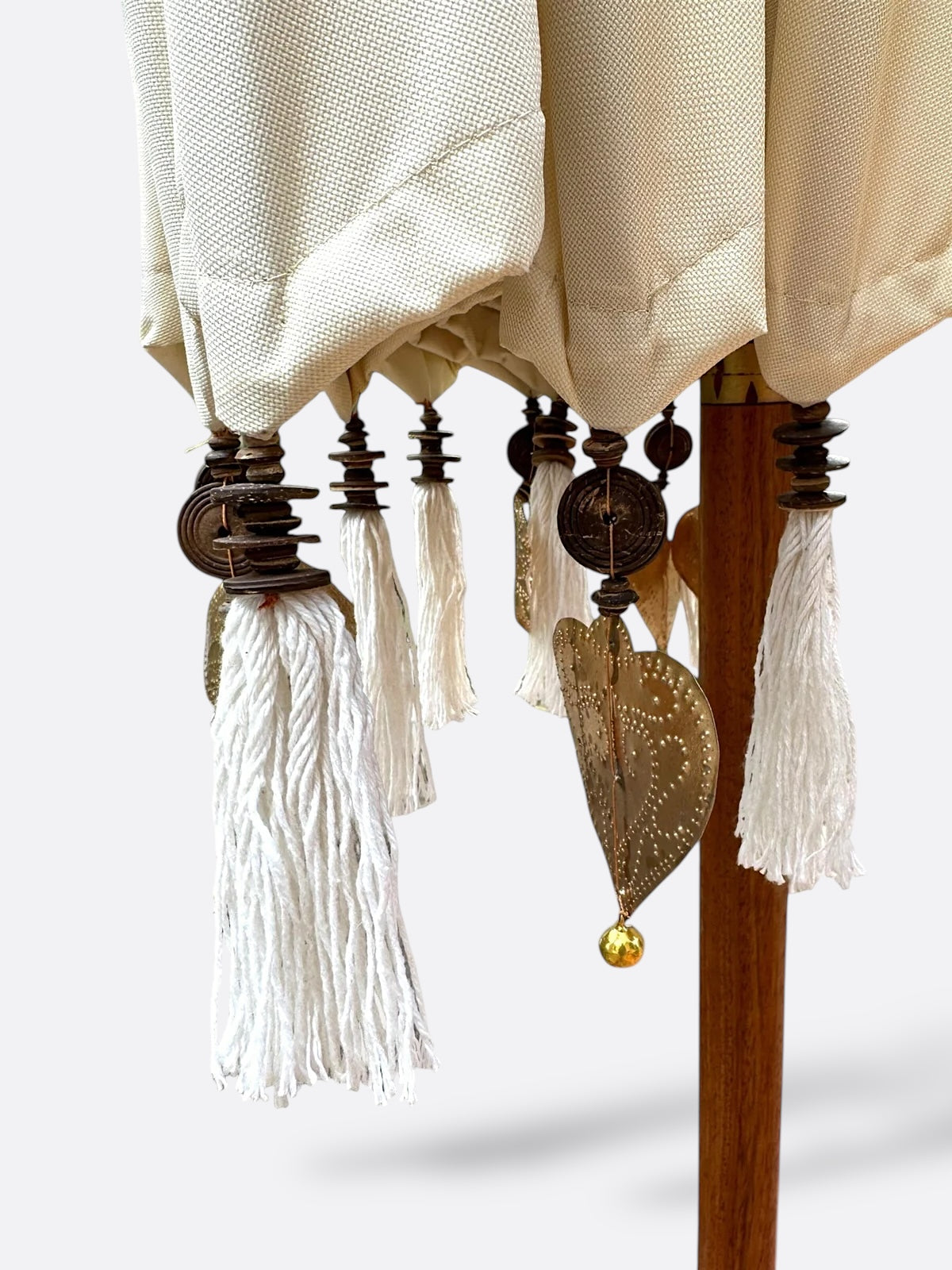 Parasol artisanal en coton imperméable et teck – Matahari Écru