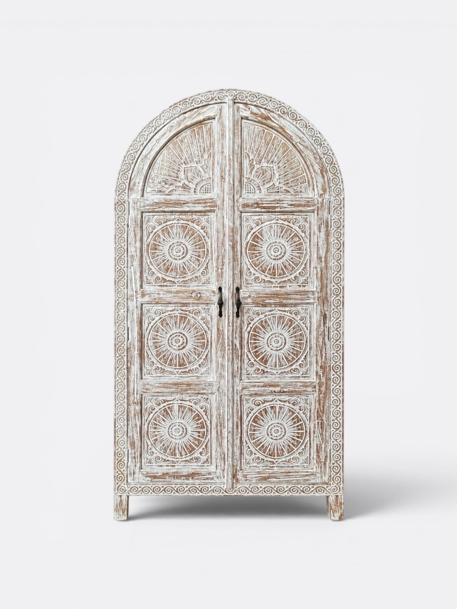 Armoire artisanale en teck blanchi sculpté – Ozana