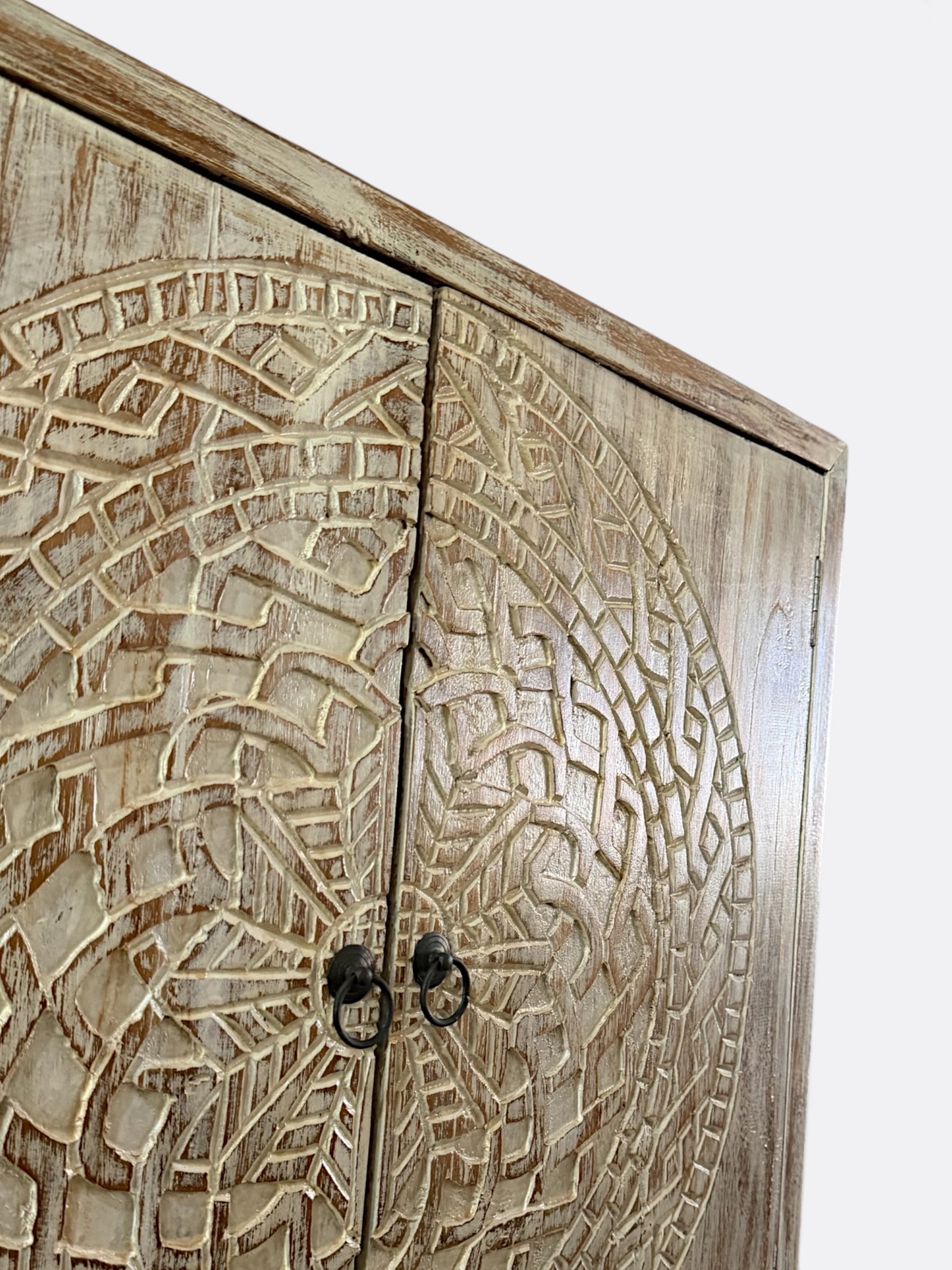 Petit buffet artisanal en teck sculpté – Amélys