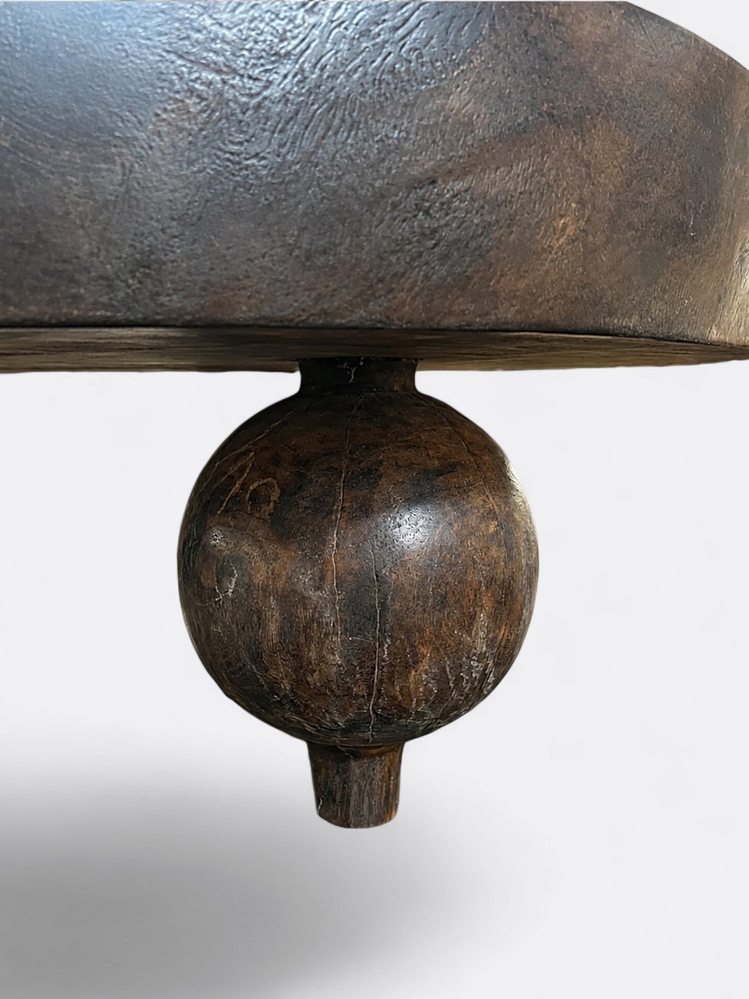 Table basse ronde en Teck noir sculpté - Iluh