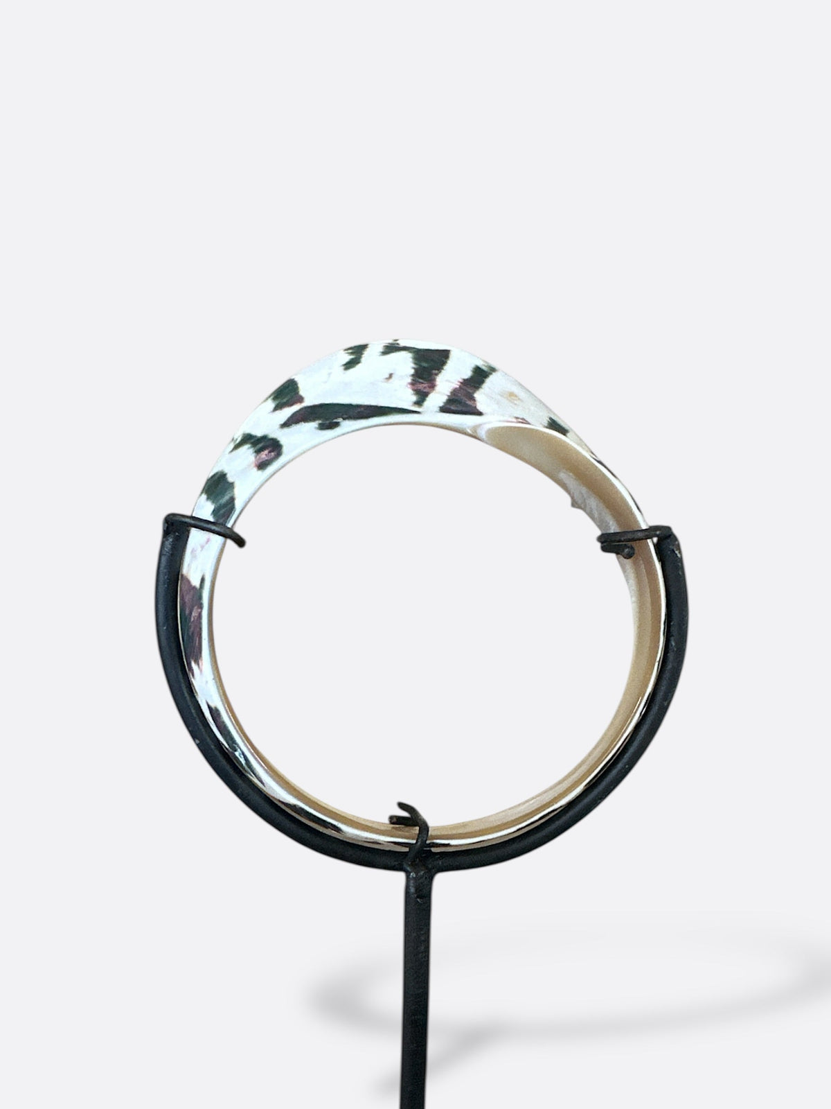 Bague Chakra posée sur son socle