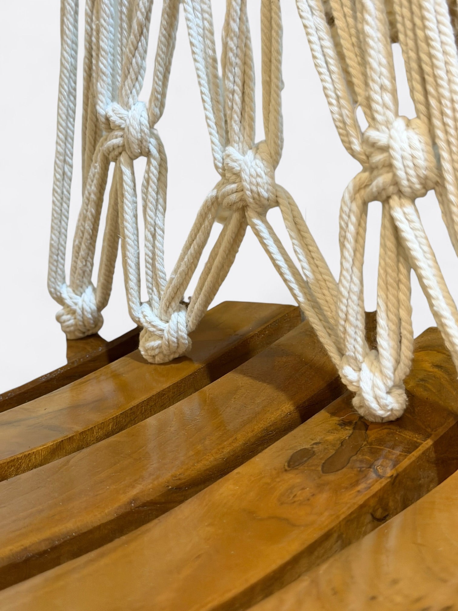 Balançoire en macramé avec assise en teck – Sawa