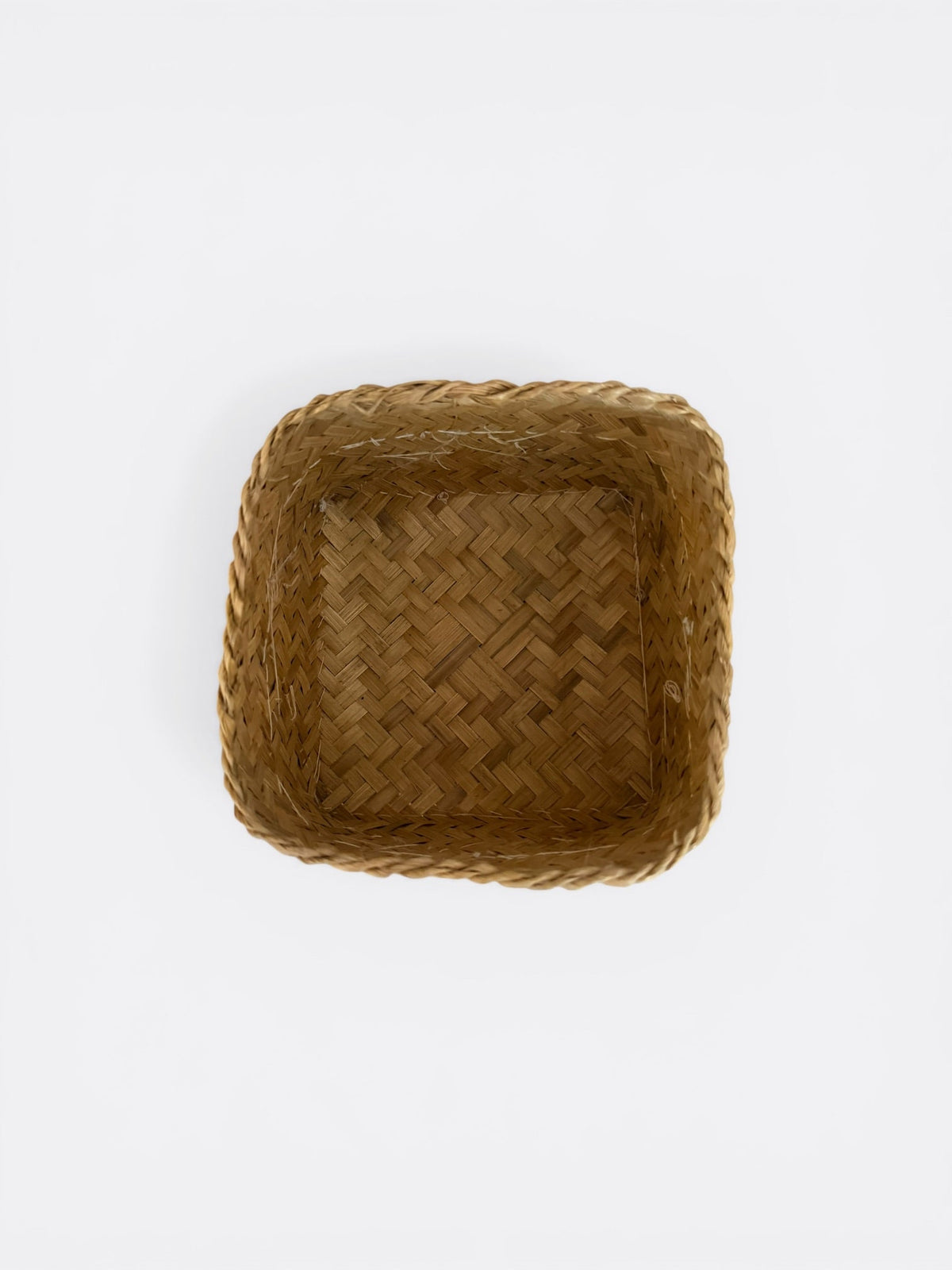 Boîte à offrande ouverte avec bijoux à l'intérieur