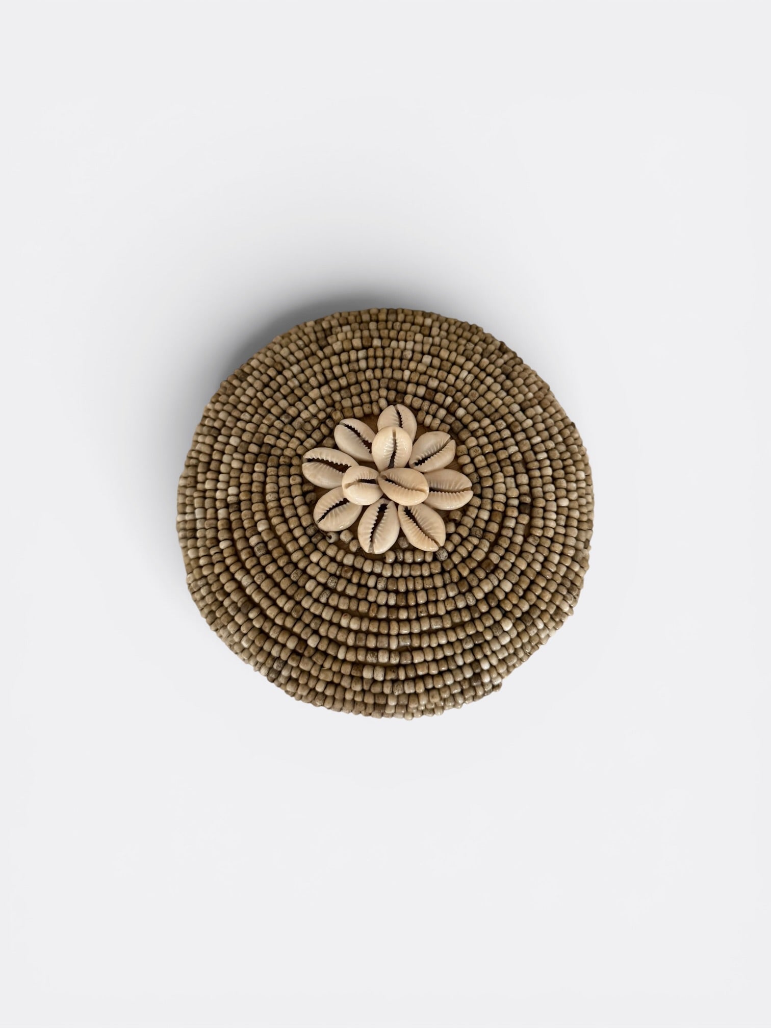 Intérieur tressé en palmier de la boîte à offrande ronde
