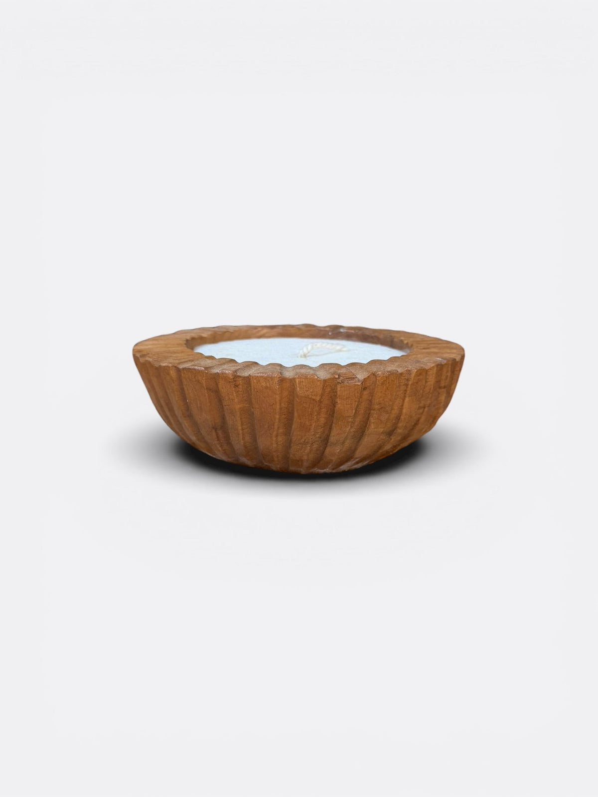 Bougie artisanale en bois de teck Sayan, vue de face