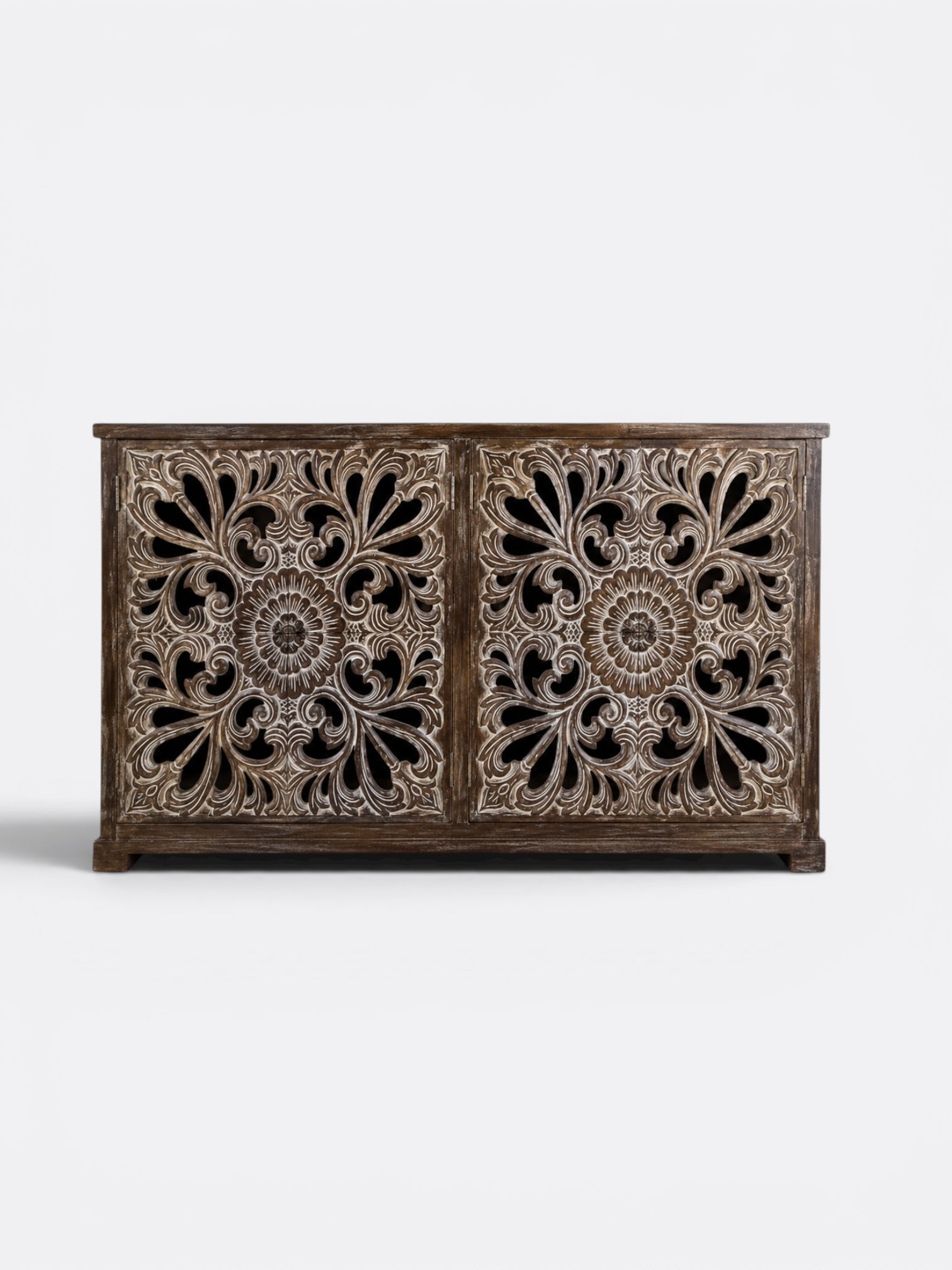 Buffet artisanal en teck sculpté – Maera