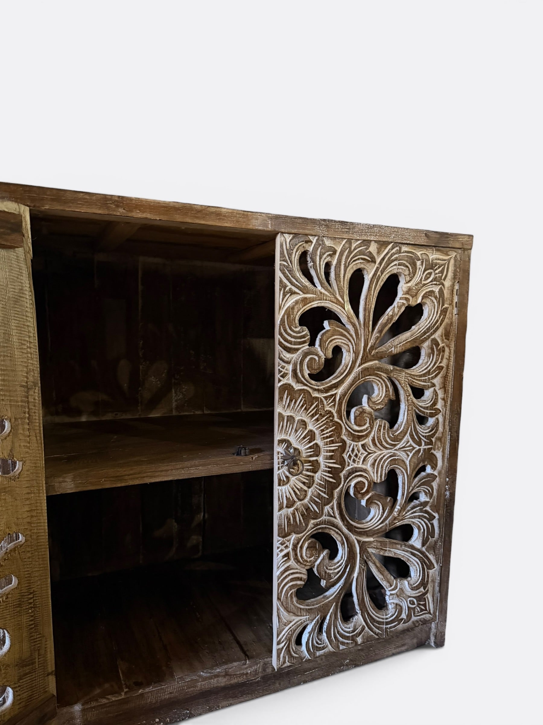 Buffet artisanal en teck sculpté – Maera