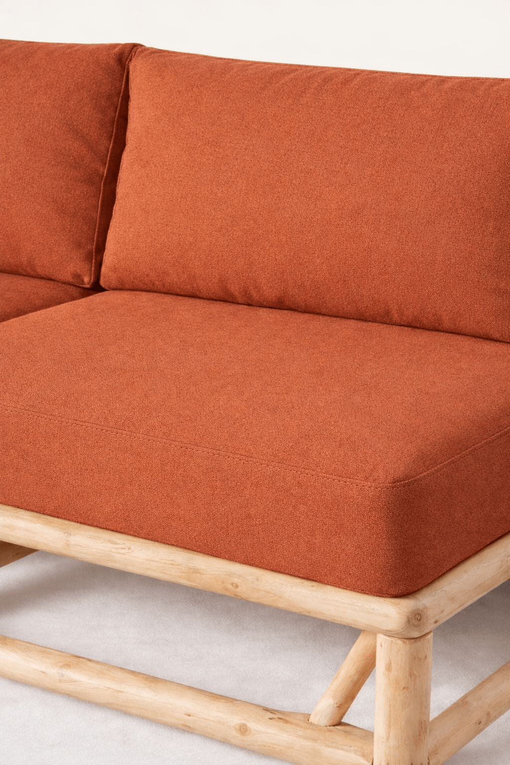 Canapé Myo terracotta en teck - vue d'ensemble sur une terrasse