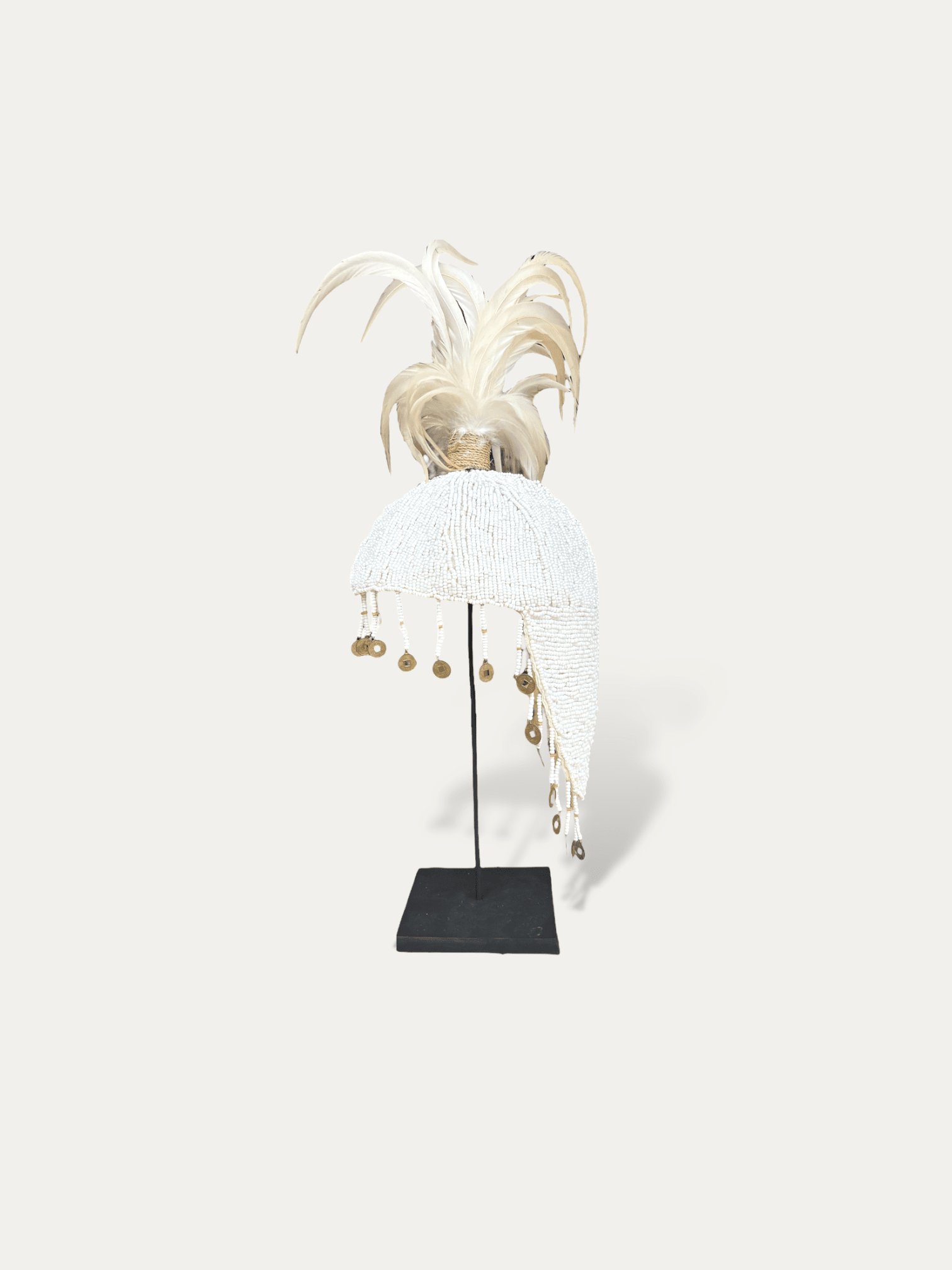 Casque balinais sur socle - Kapala blanc Cokoha