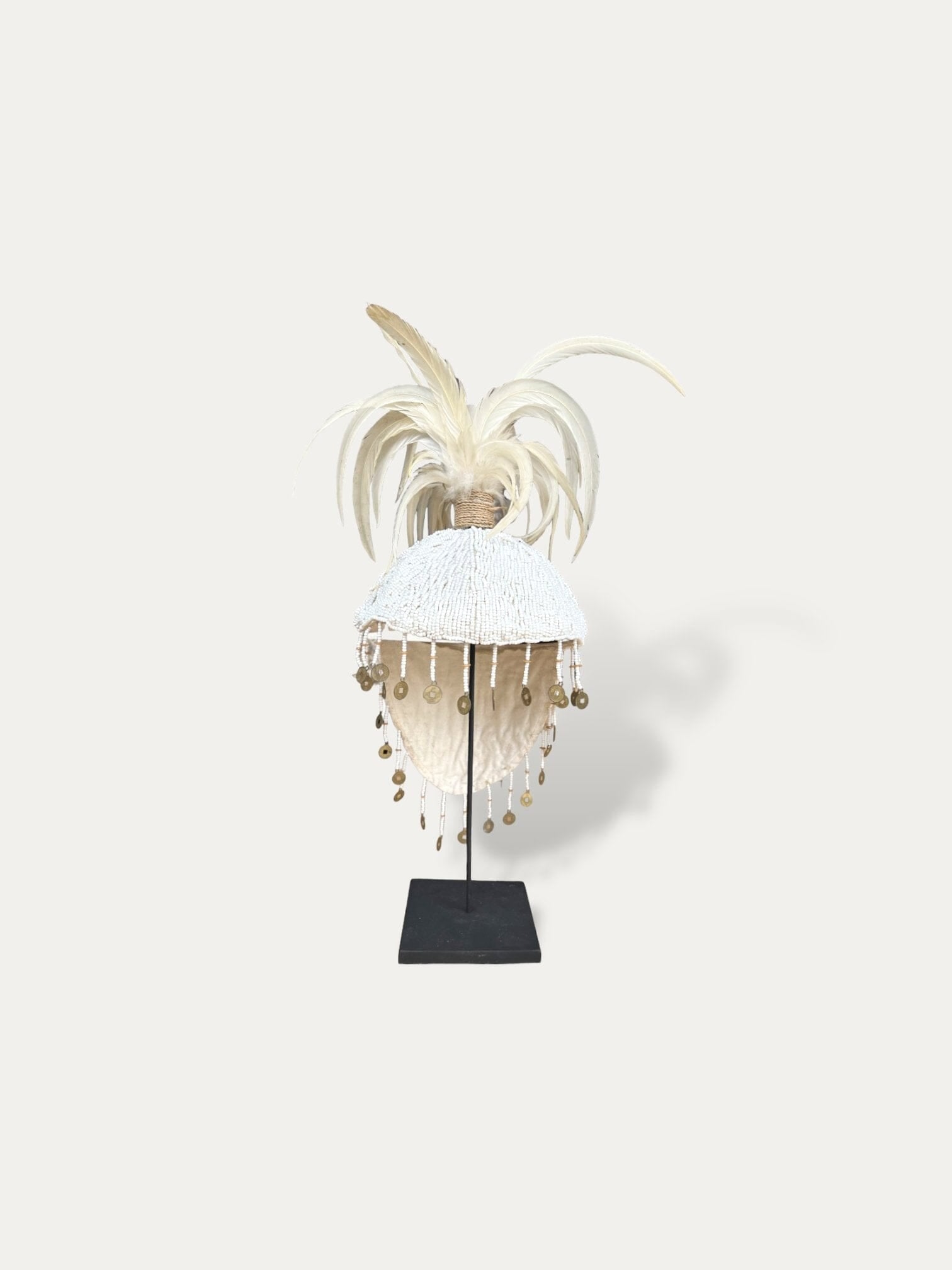 Casque balinais sur socle - Kapala blanc Cokoha