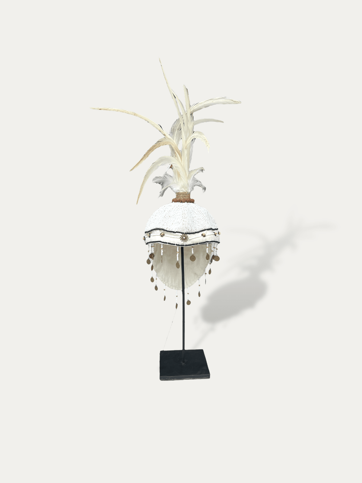 Casque décoratif papou blanc Topi blanc, vue de face