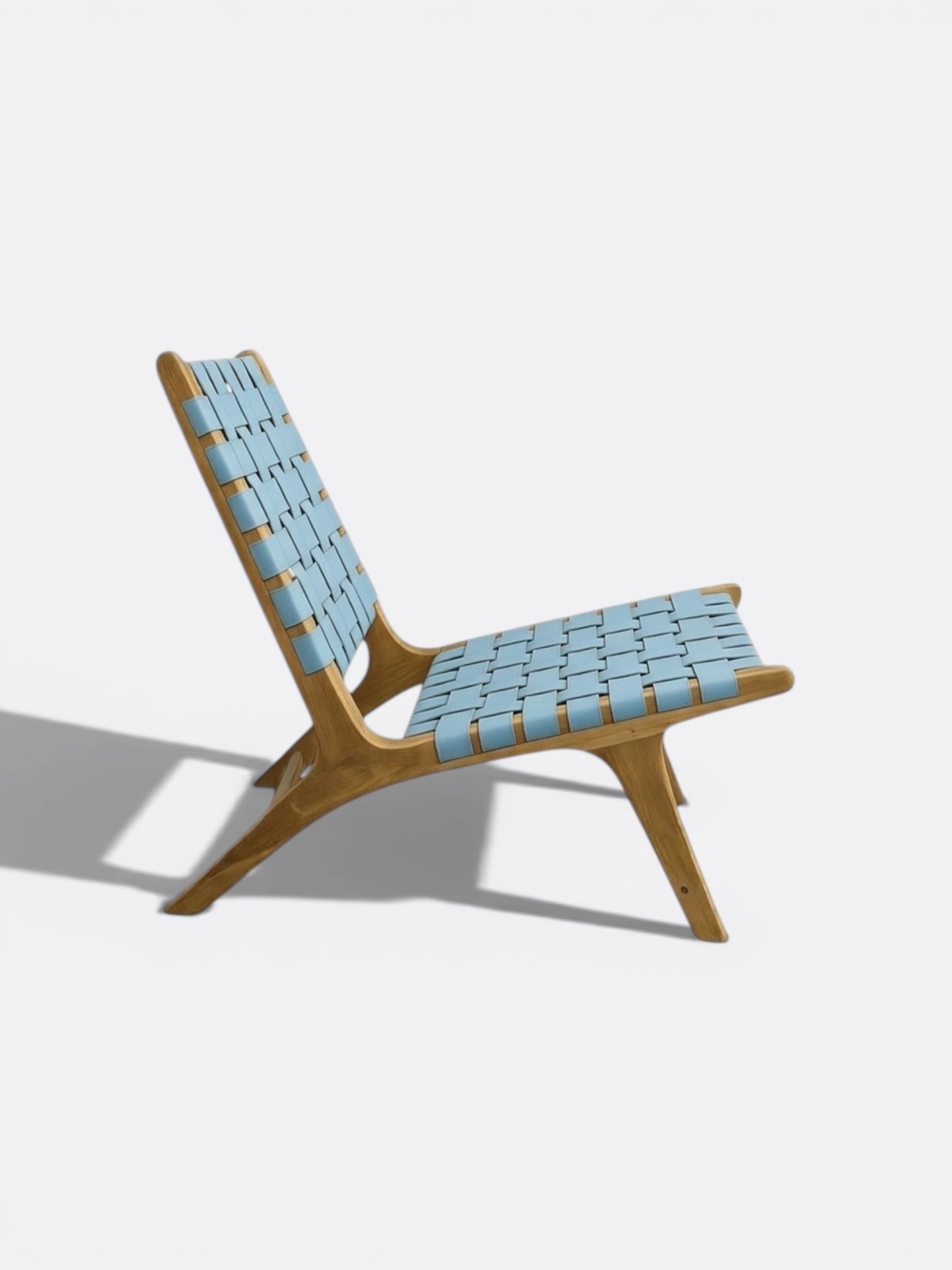 Chaise basse Sina bleue en teck et cuir tressé artisanale de Bali