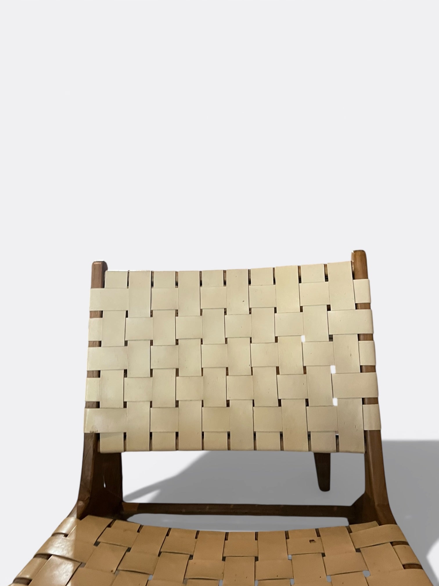 Chaise basse Sina écru en teck - détail du tressage de cuir