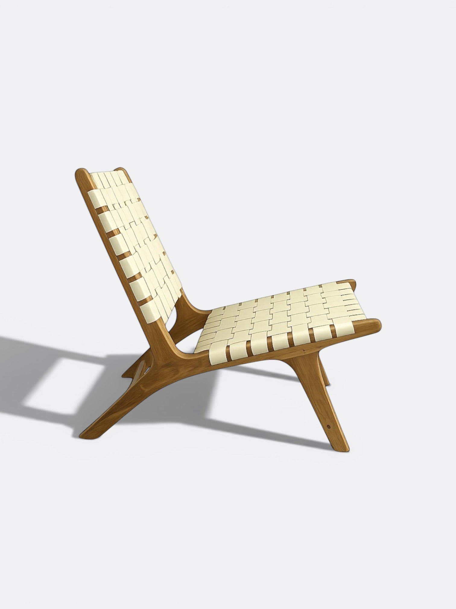 Chaise basse Sina écru en teck et cuir tressé artisanale de Bali