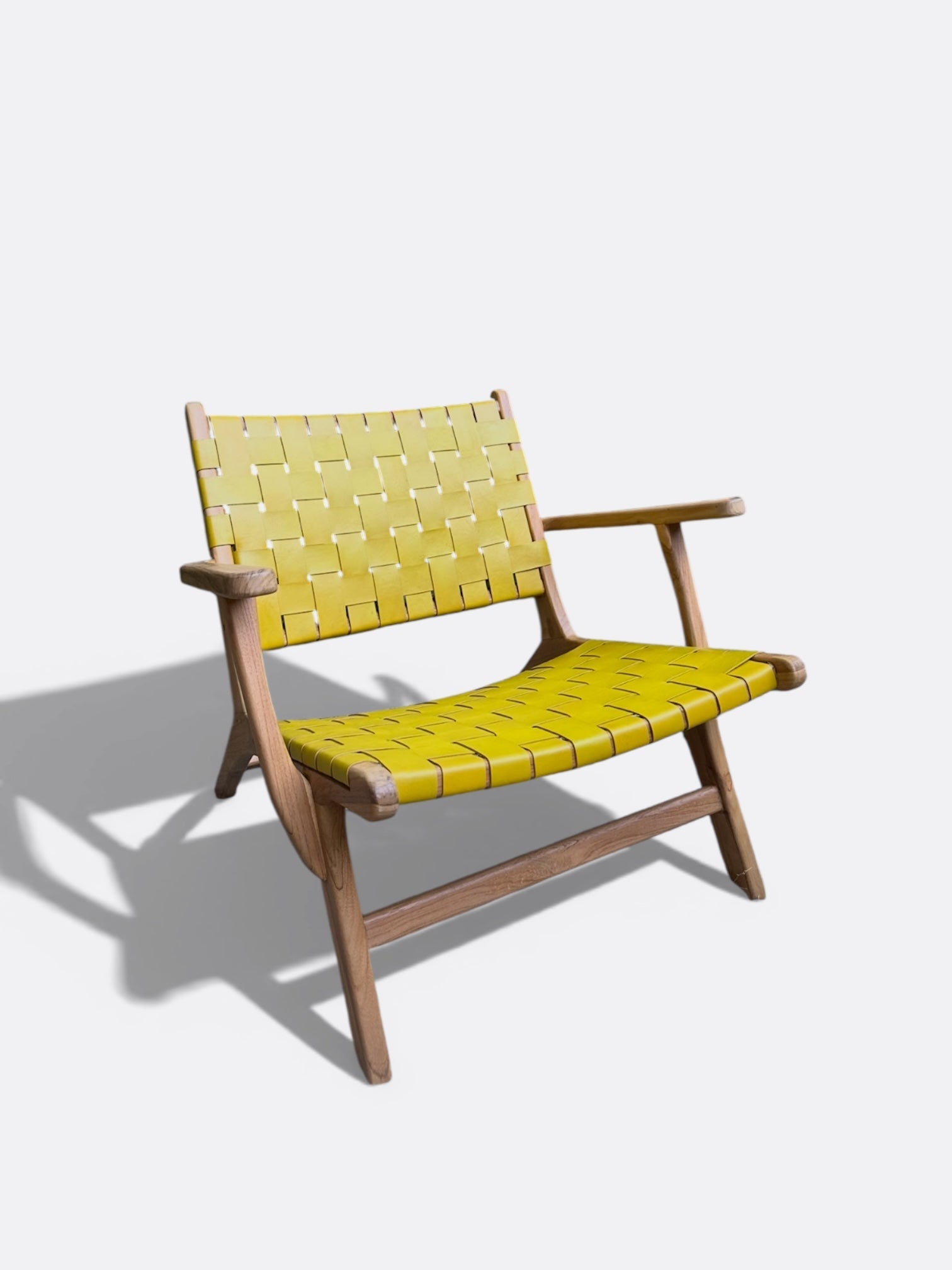 Chaise basse Sina jaune en teck - détail du tressage de cuir